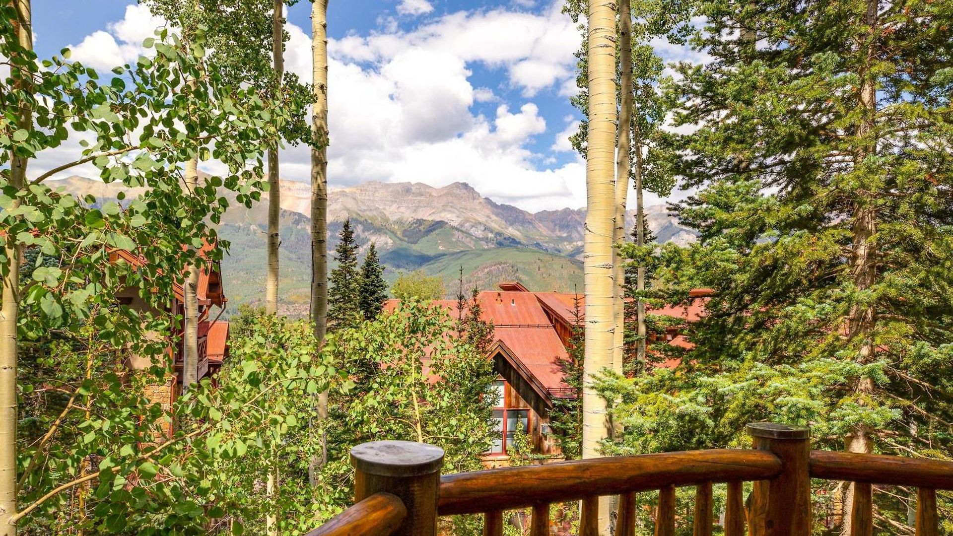 Ski-in/ski-out W/ Deck & Hot Tub! *
