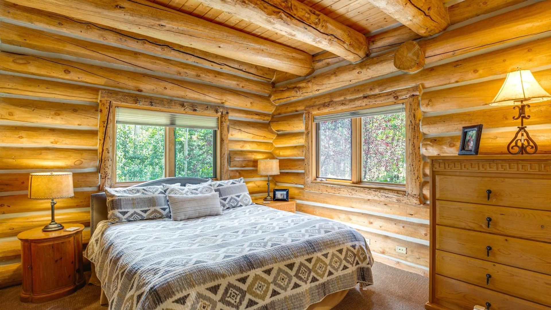 Ski-in/ski-out W/ Deck & Hot Tub! Holiday home *