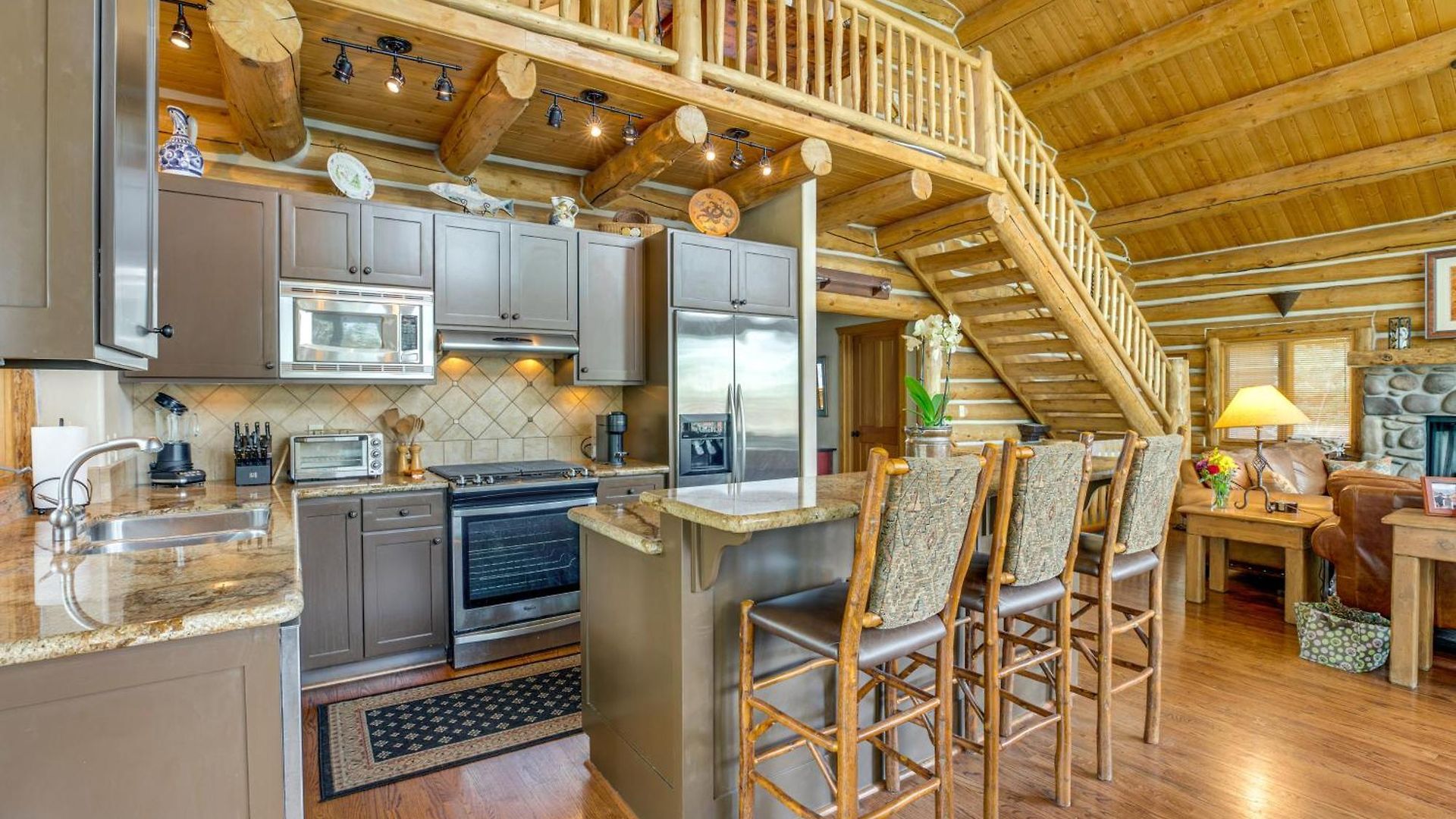 Ski-in/ski-out W/ Deck & Hot Tub! *