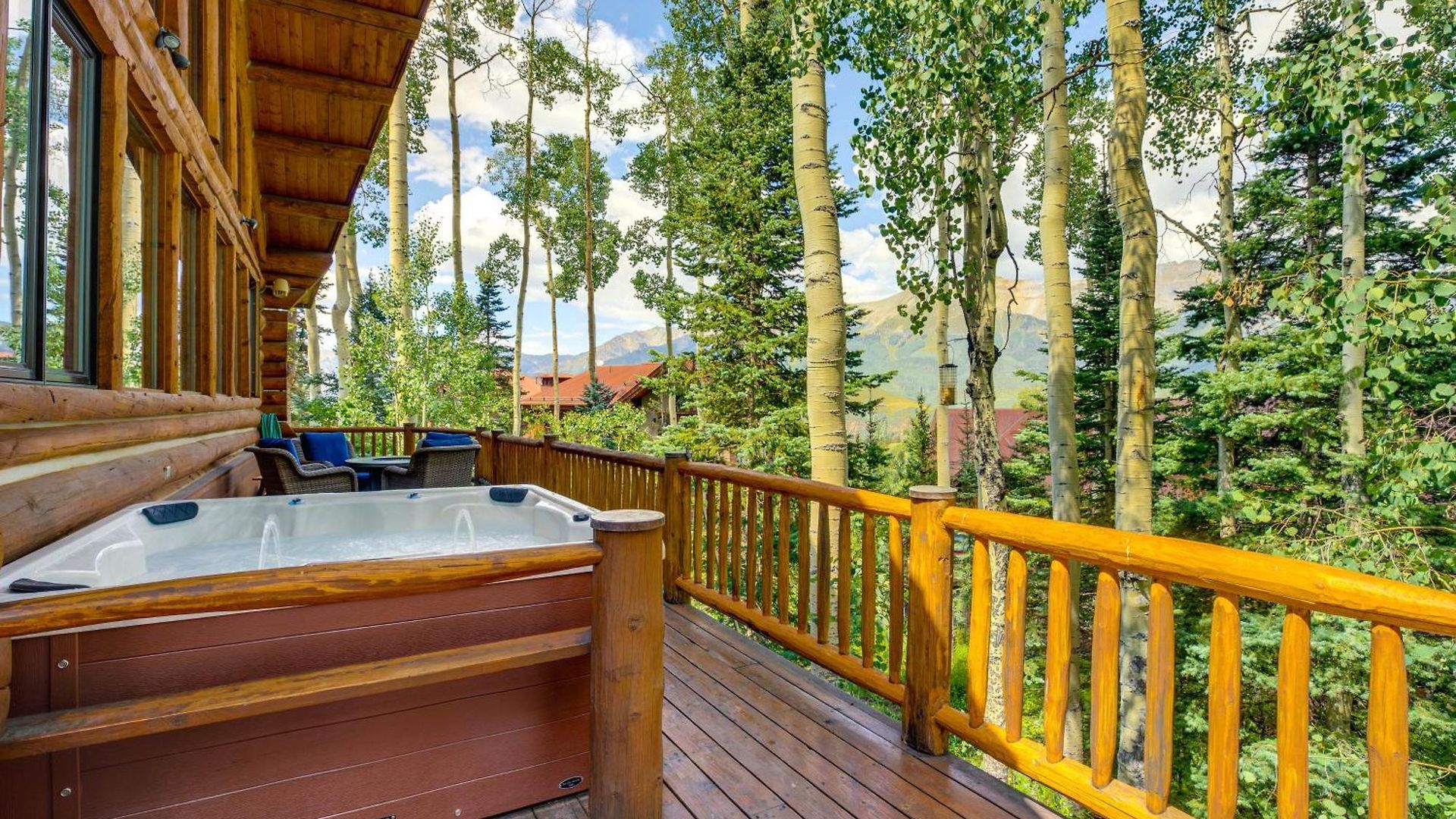 Holiday home Ski-in/ski-out W/ Deck & Hot Tub!