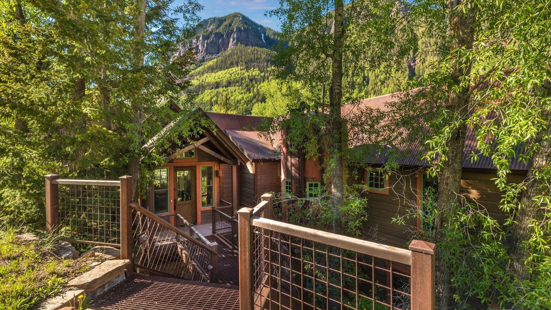 Riverside House With Mountain Views Holiday home *