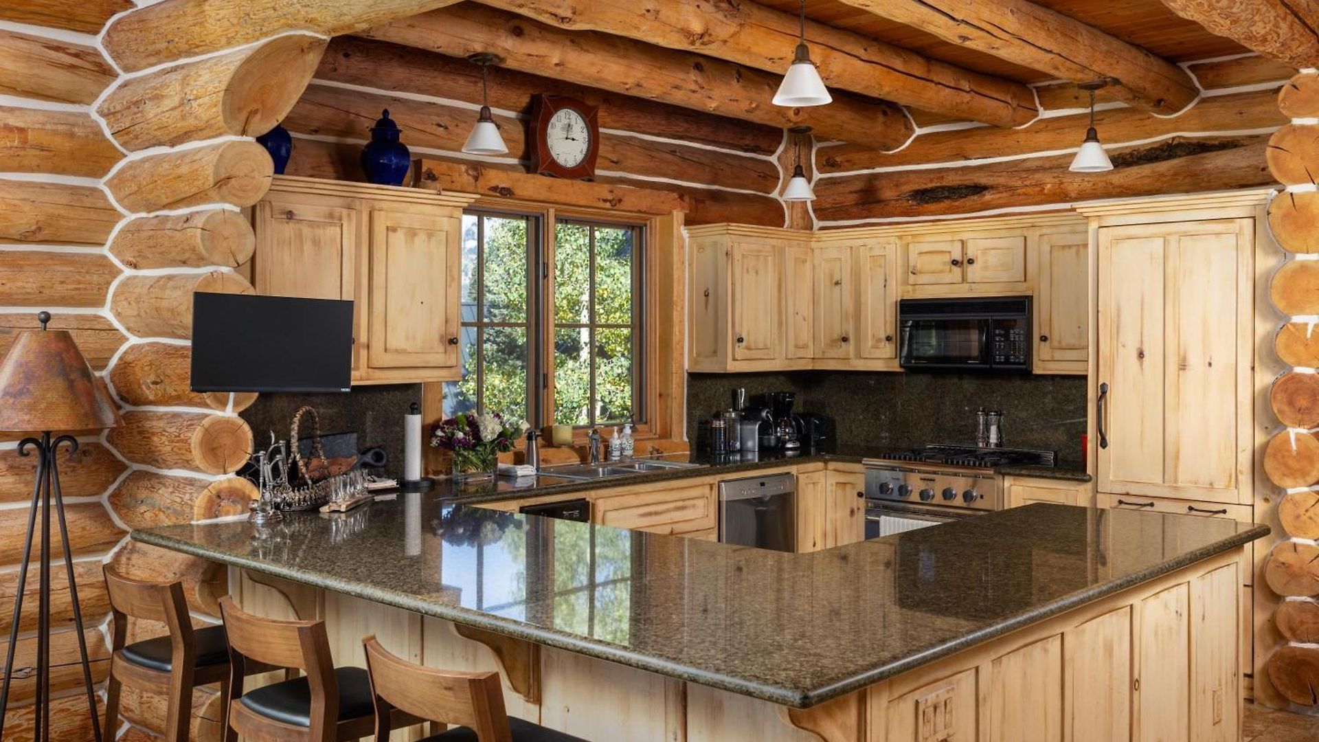 Villa Bear - Modern Log At Easy Ski-in-out Location