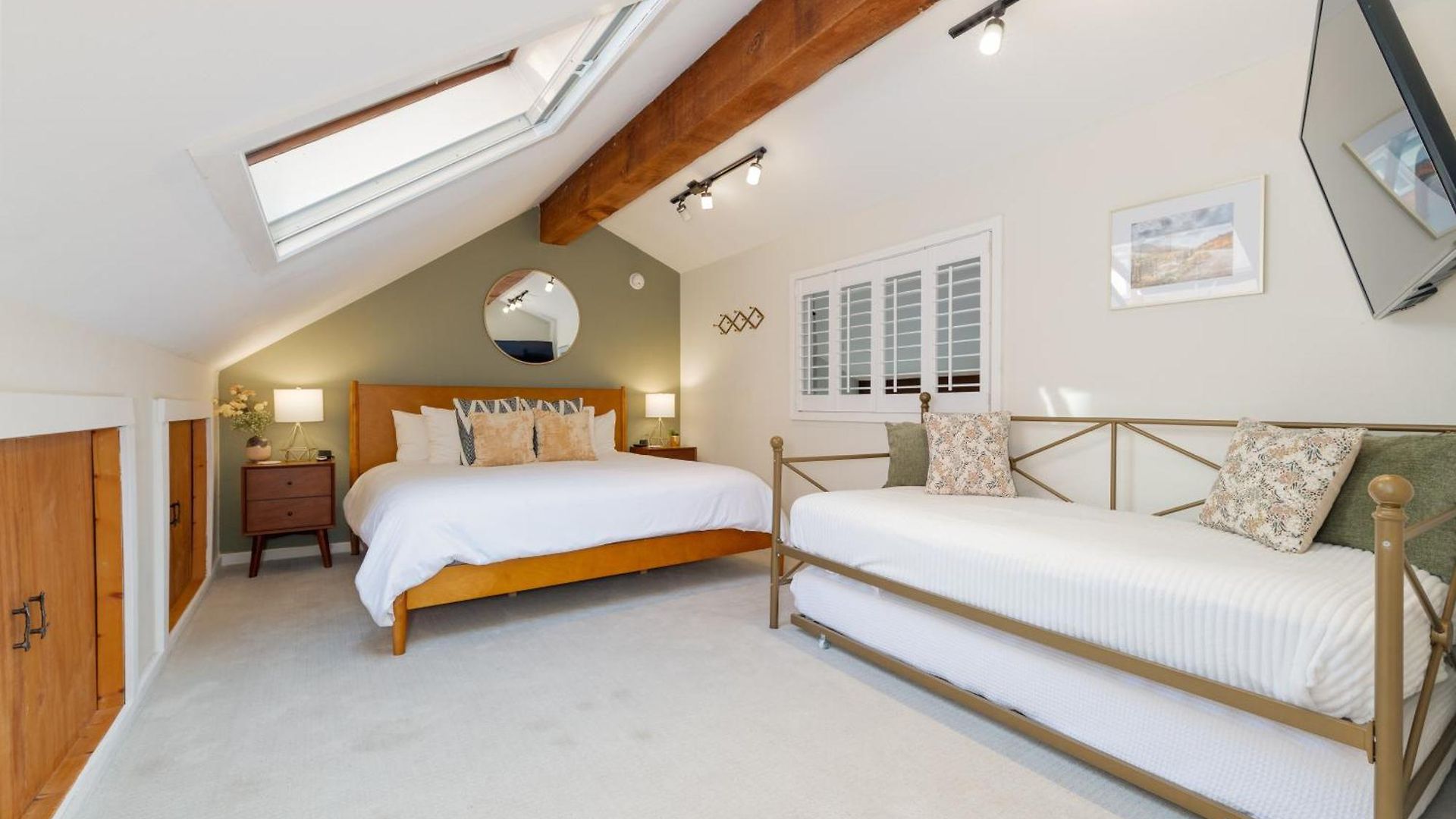 Family Friendly Mainstreet Townhome Apartment