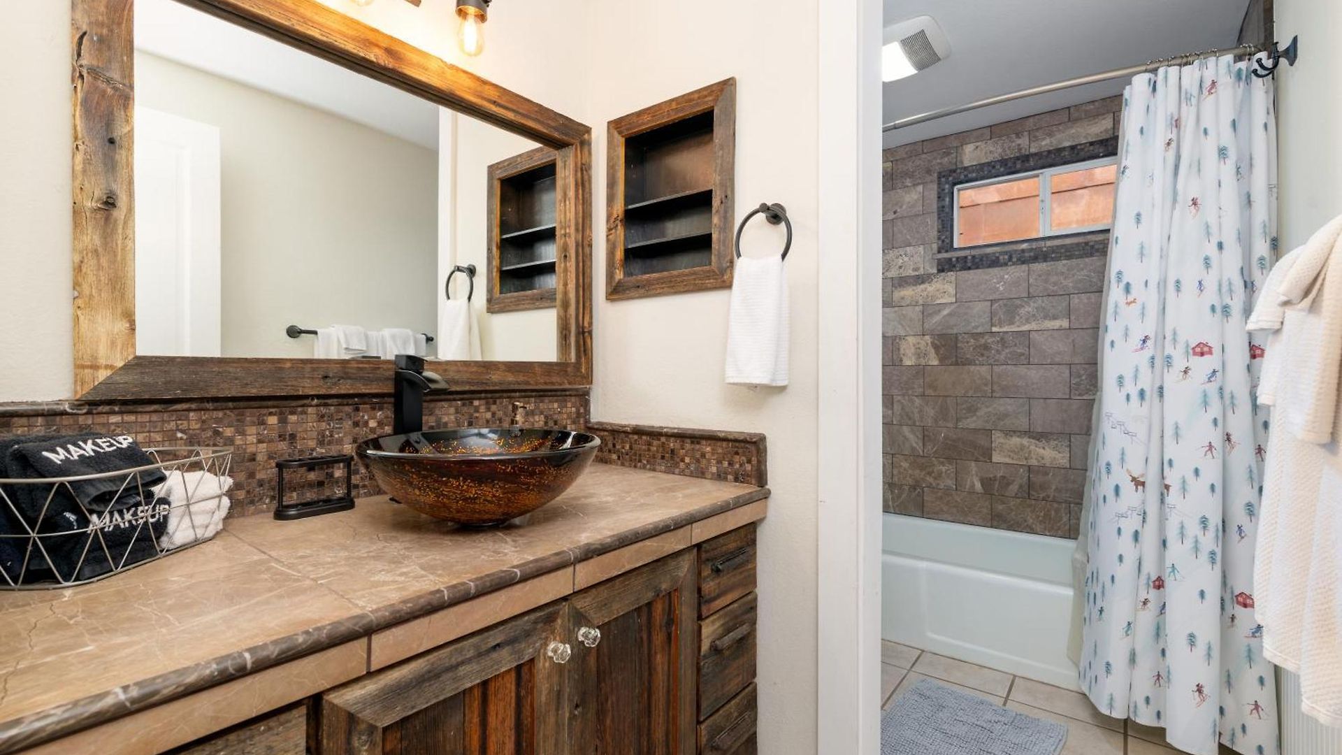 Family Friendly Mainstreet Townhome Apartment *