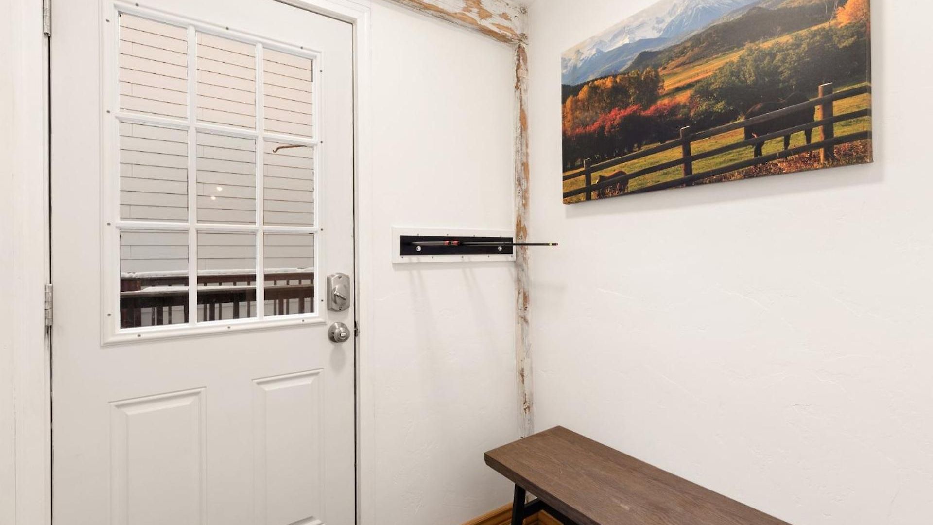 Comfort, Style, Short Walk To Town Park & Gondola Apartment