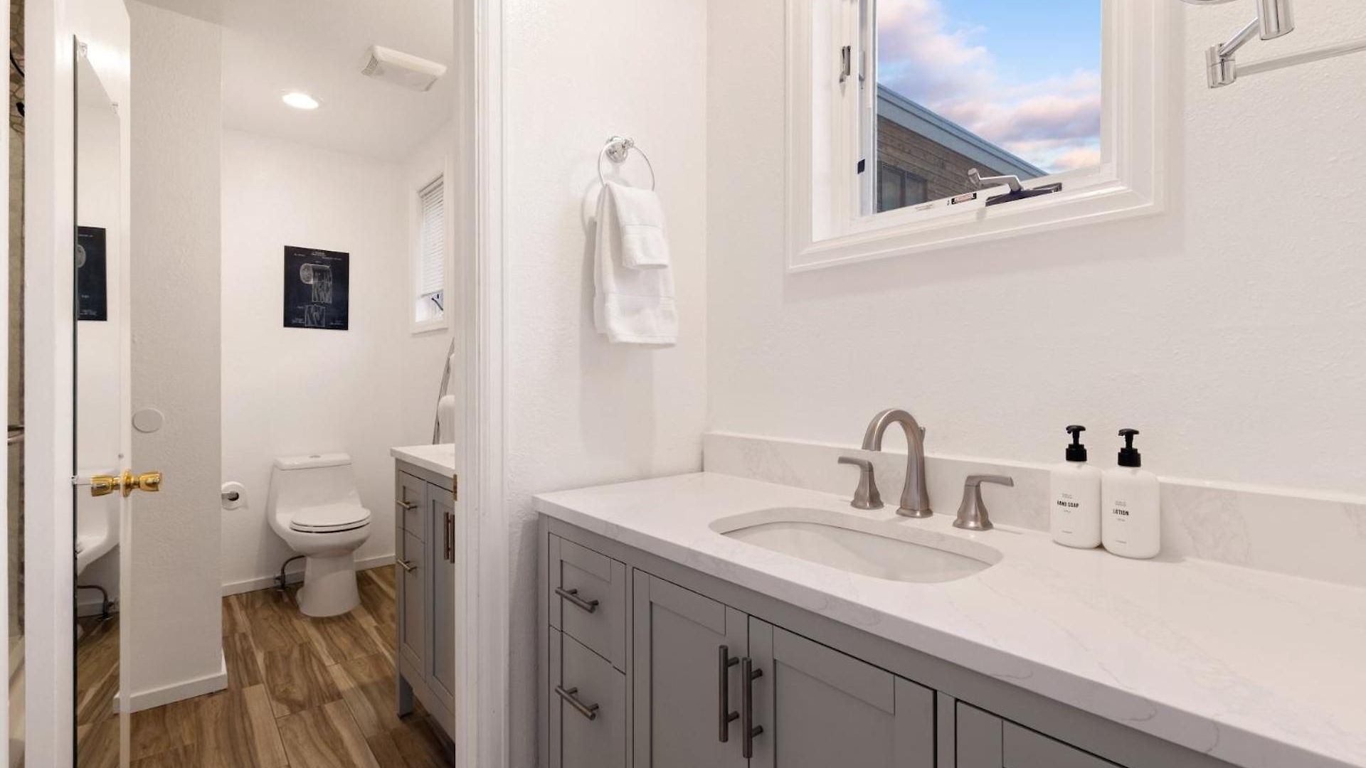 Comfort, Style, Short Walk To Town Park & Gondola Apartment