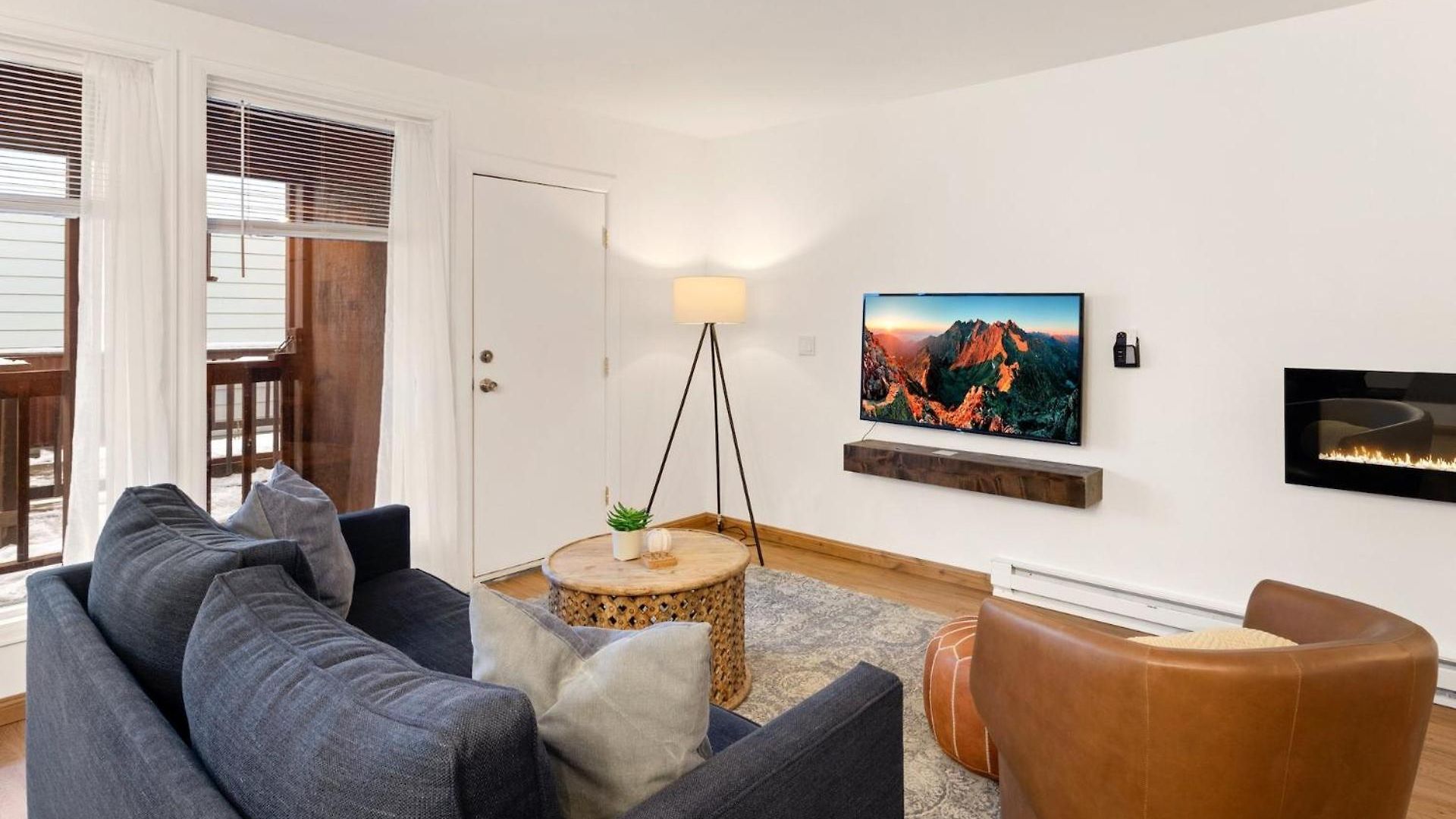 Comfort, Style, Short Walk To Town Park & Gondola Apartment *