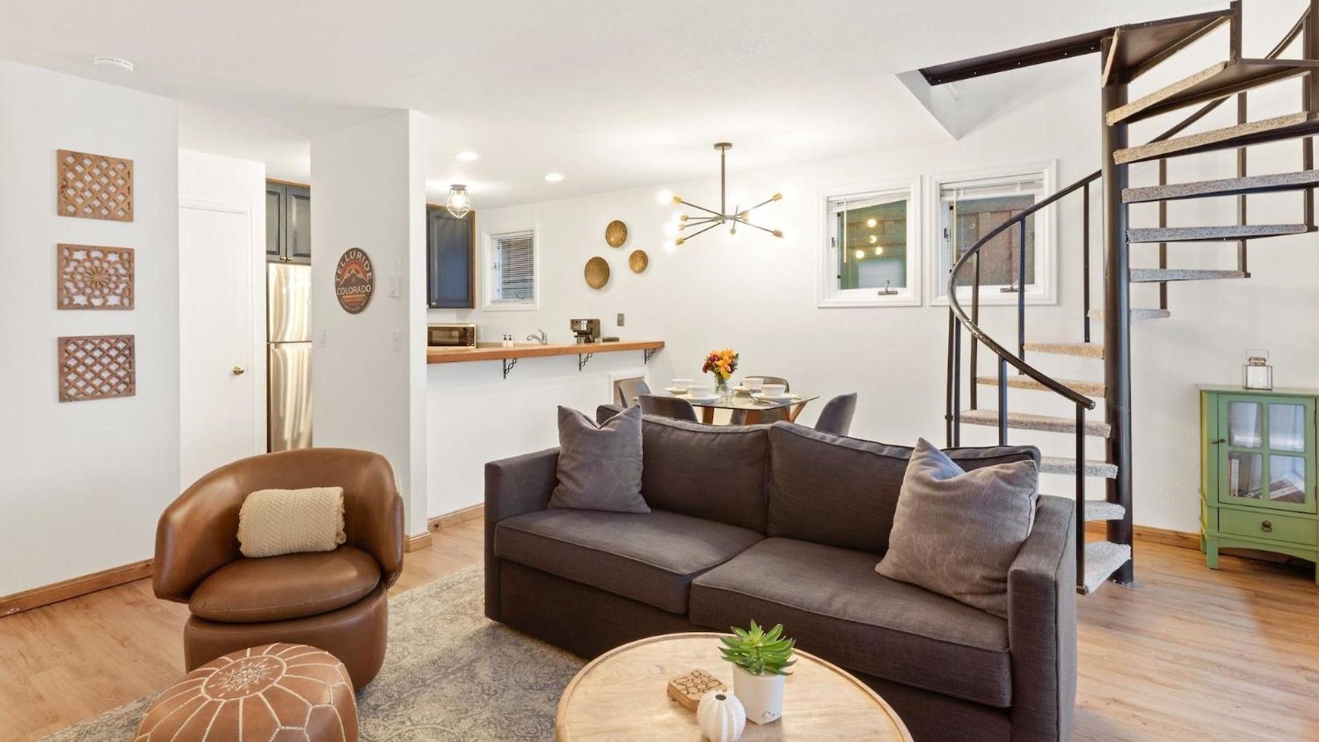 Comfort, Style, Short Walk To Town Park & Gondola