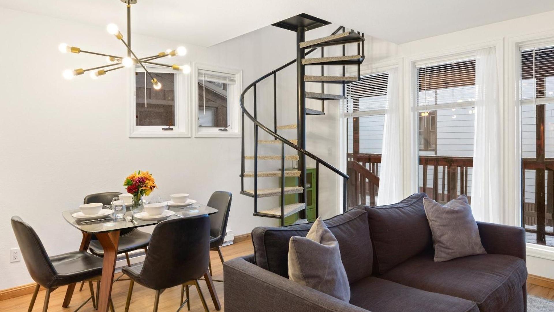 Comfort, Style, Short Walk To Town Park & Gondola Apartment