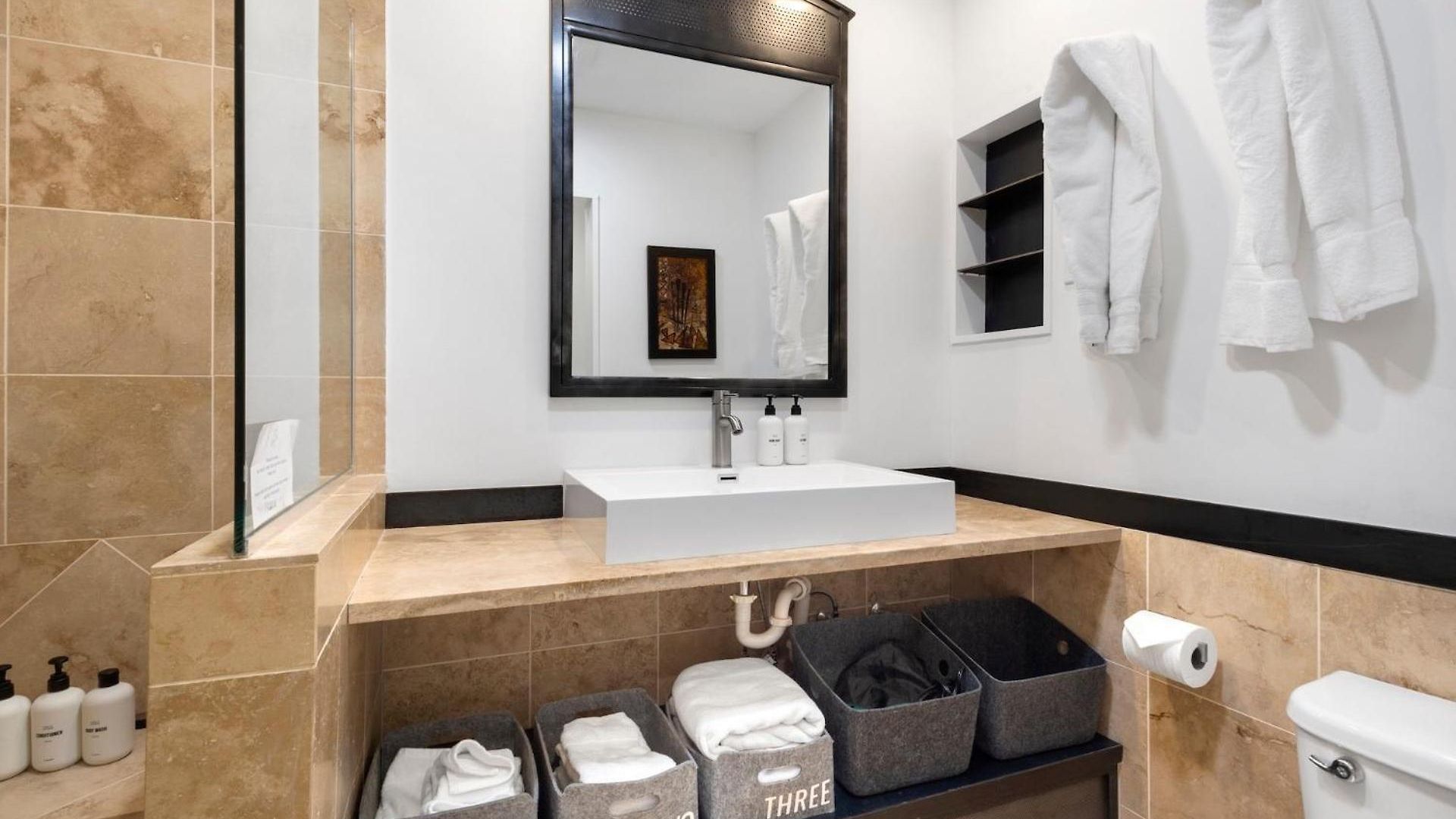 Sunny Condo, Box Canyon Views, Pool & Hot Tub * Telluride