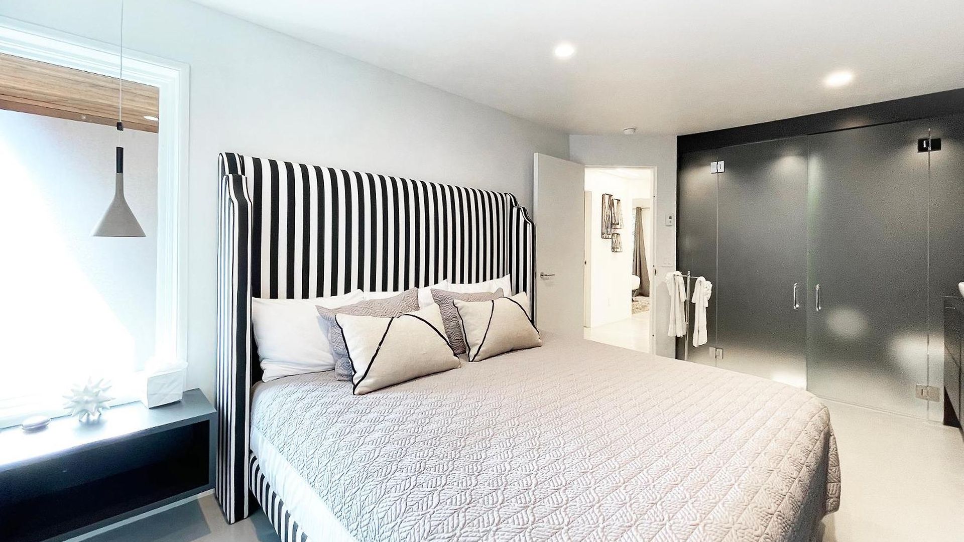 Downtown Modern Creekside Apartment