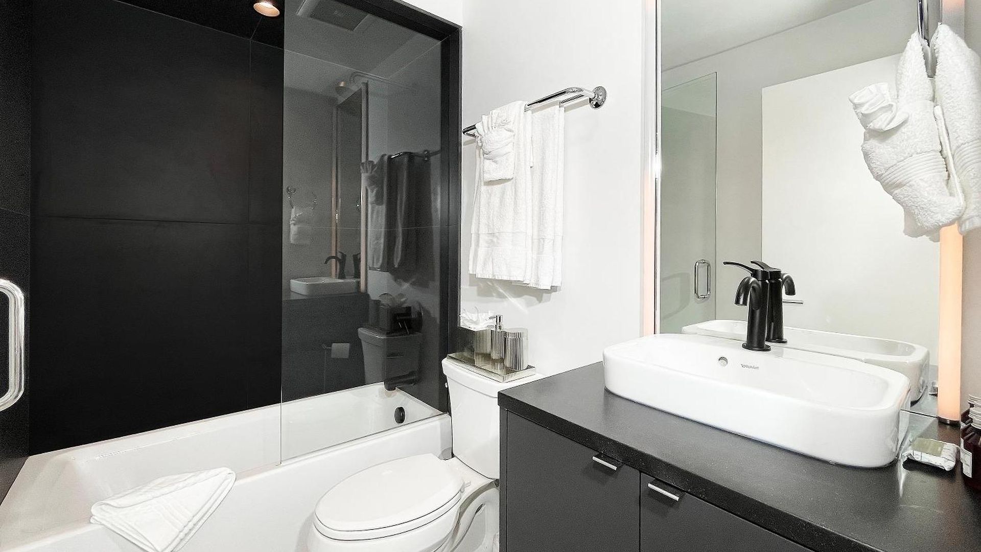 Downtown Modern Creekside Apartment
