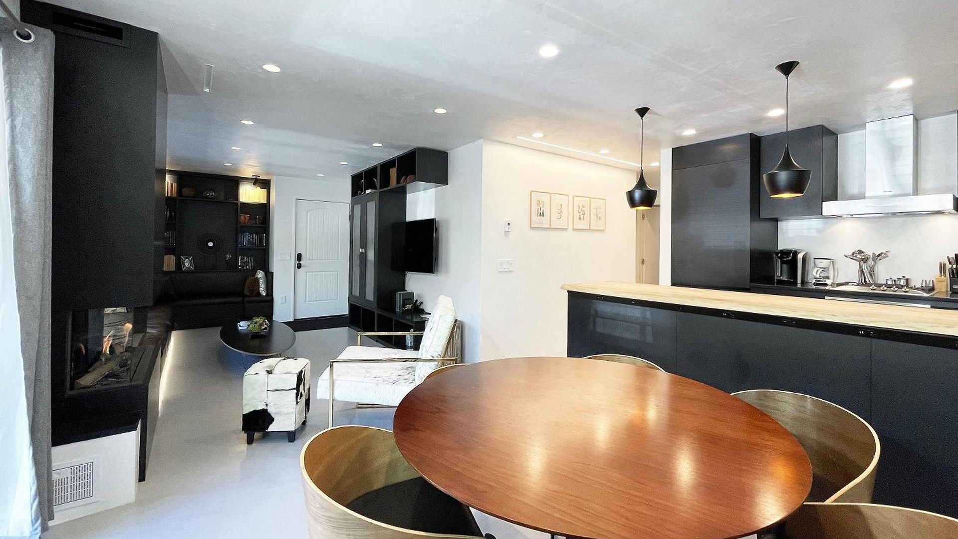 Downtown Modern Creekside Apartment *