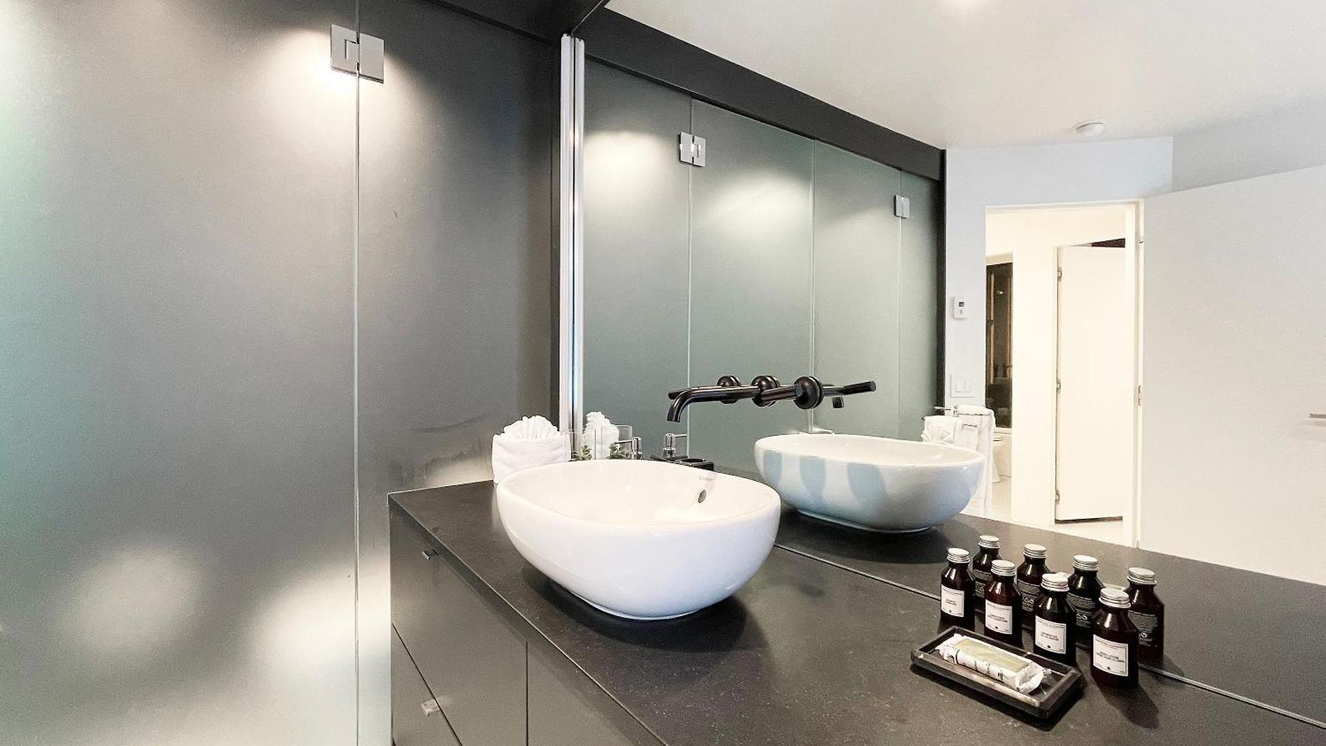Downtown Modern Creekside Apartment *