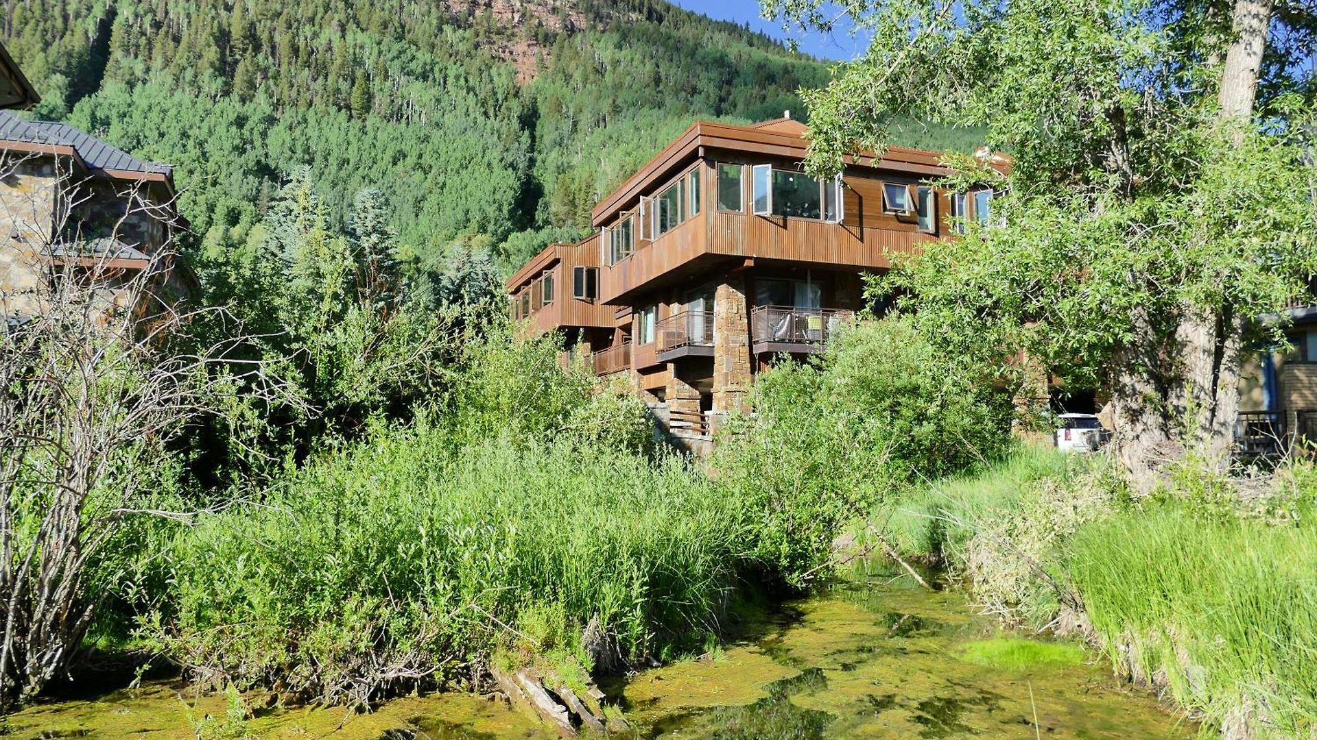 Downtown Modern Creekside Apartment *
