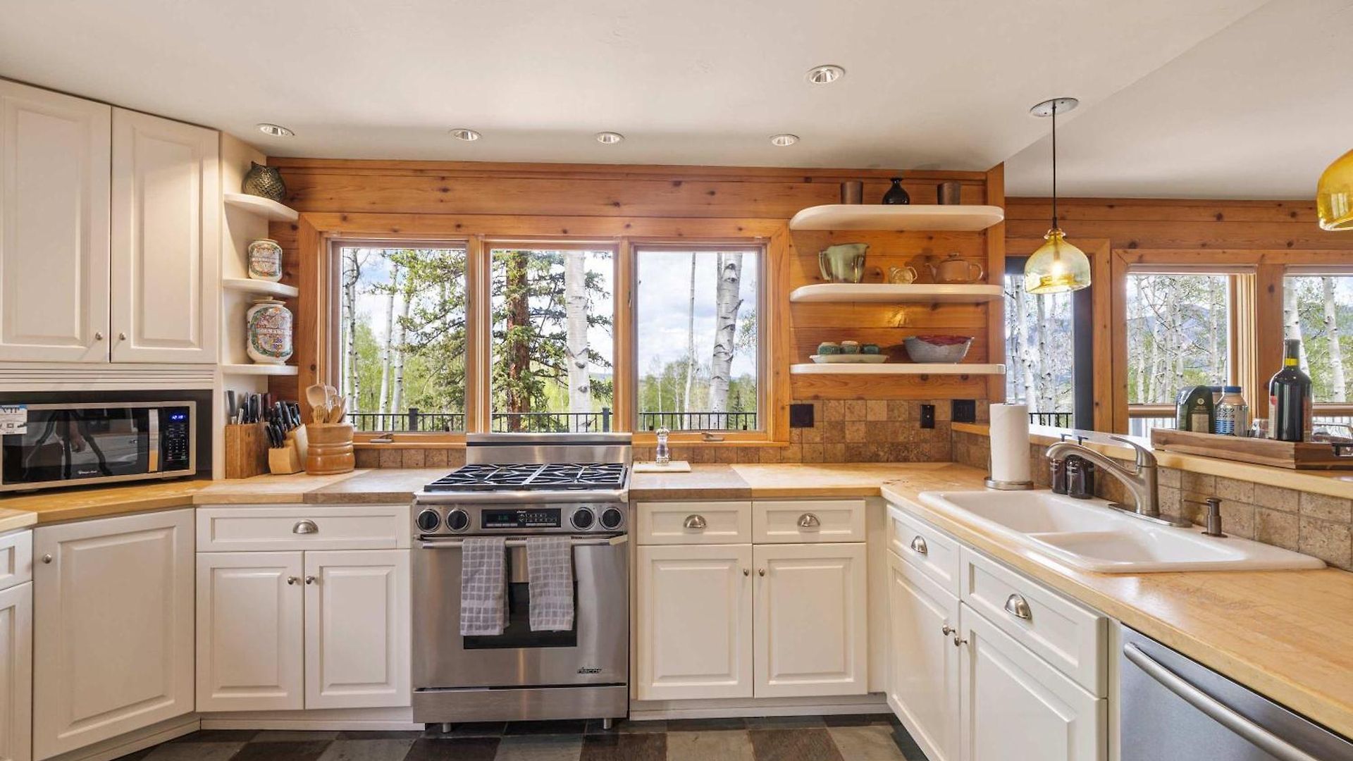 Luxury Mountain Retreat With Hot Tub And Views