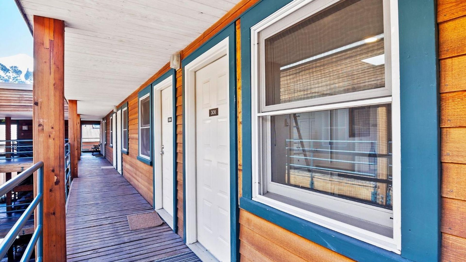 Floor With Balcony - Steps To Lifts & Main Street Apartment *