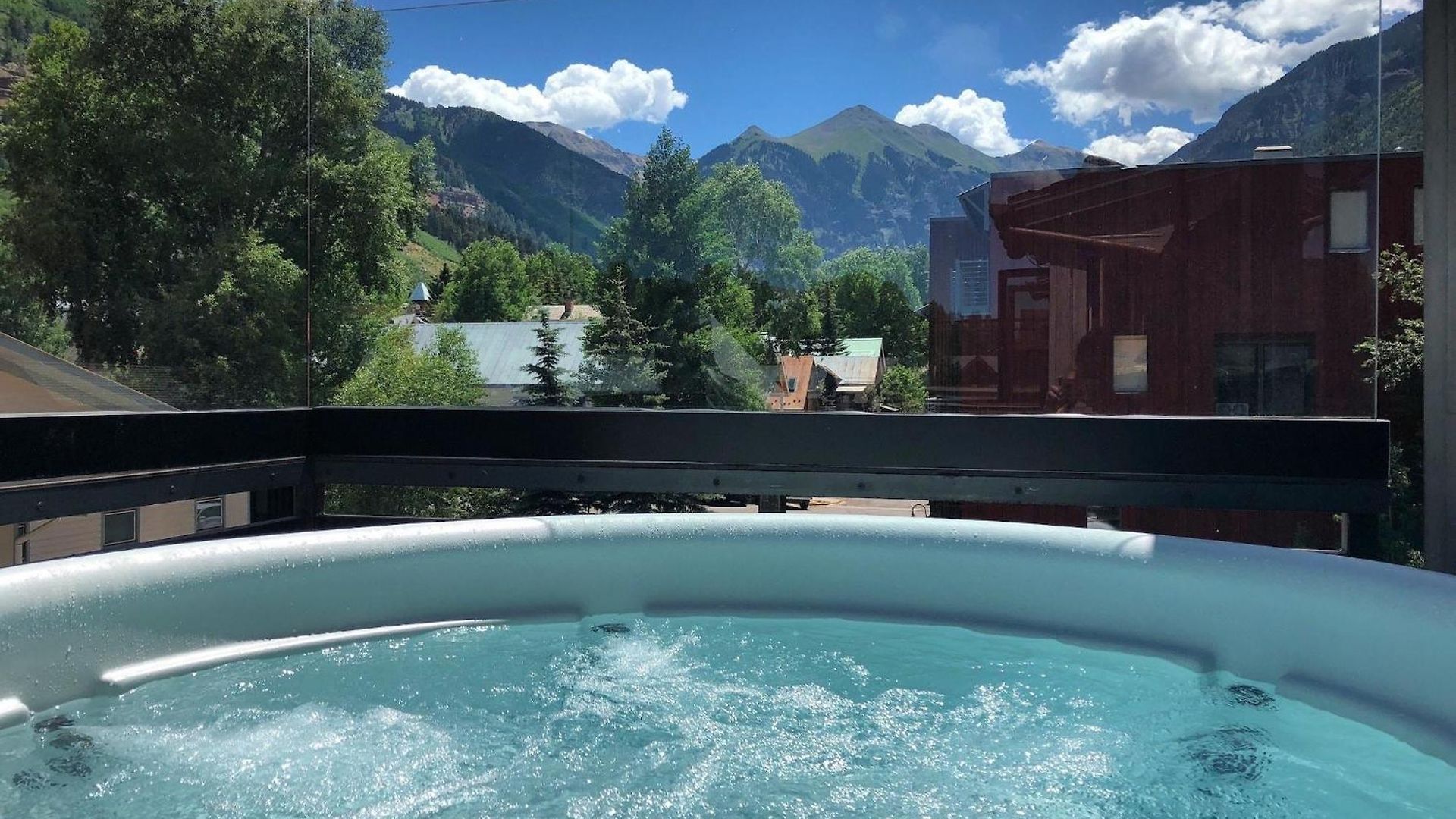 Depot Luxury Townhome: Rooftop Hot Tub & Gondola Access