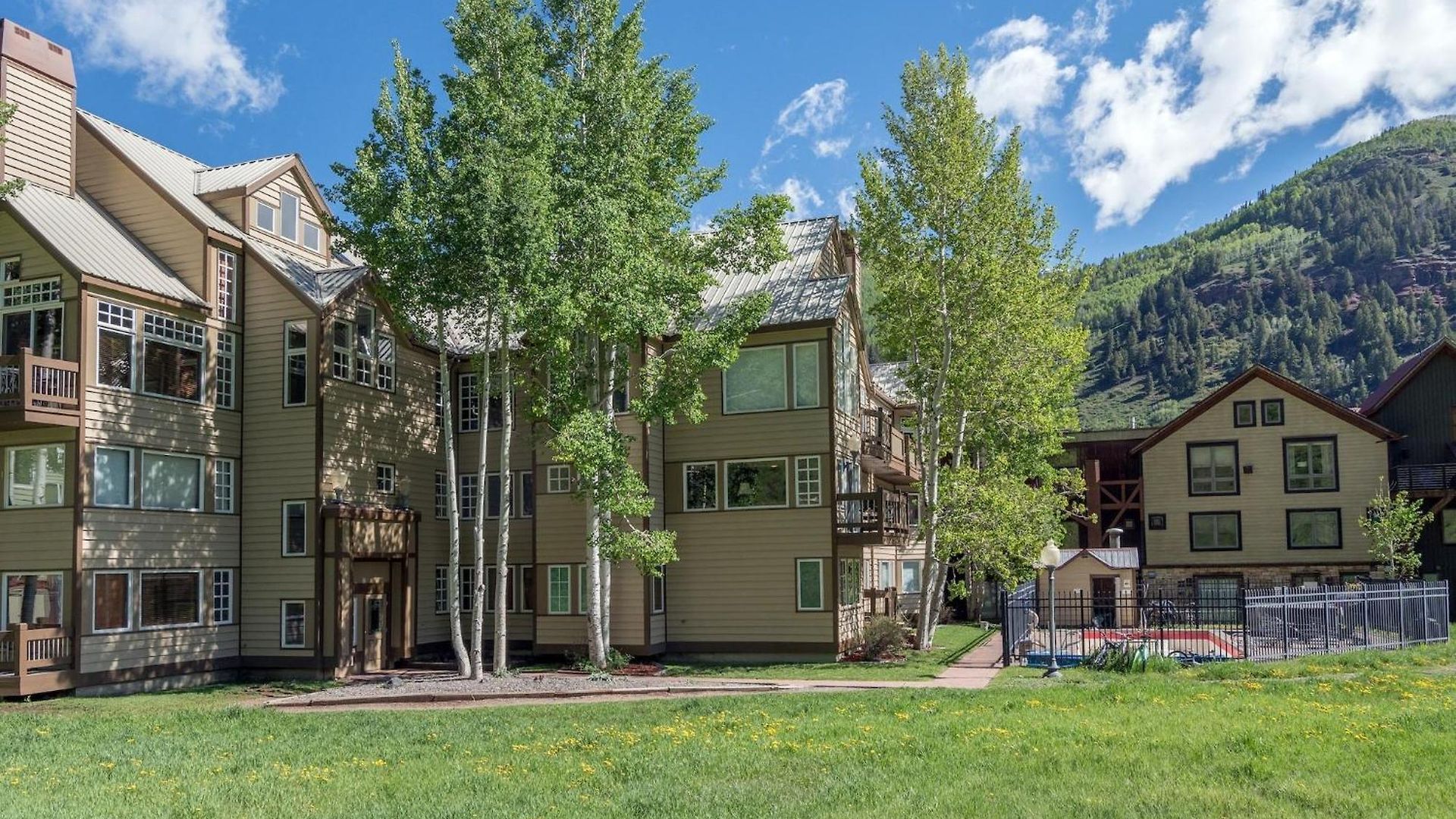 Apartment Sunny Condo, Box Canyon Views, Pool & Hot Tub *