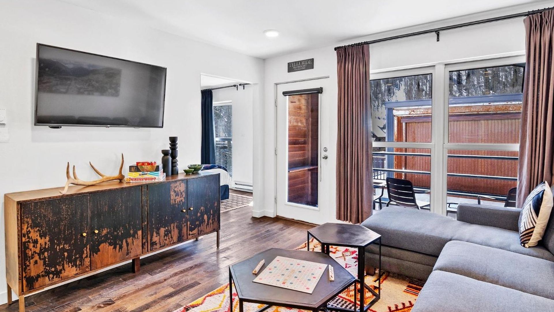 Floor With Balcony - Steps To Lifts & Main Street *