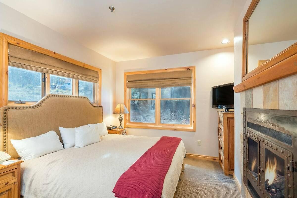 Mountain Village Getaway With Pool & Hot Tub *