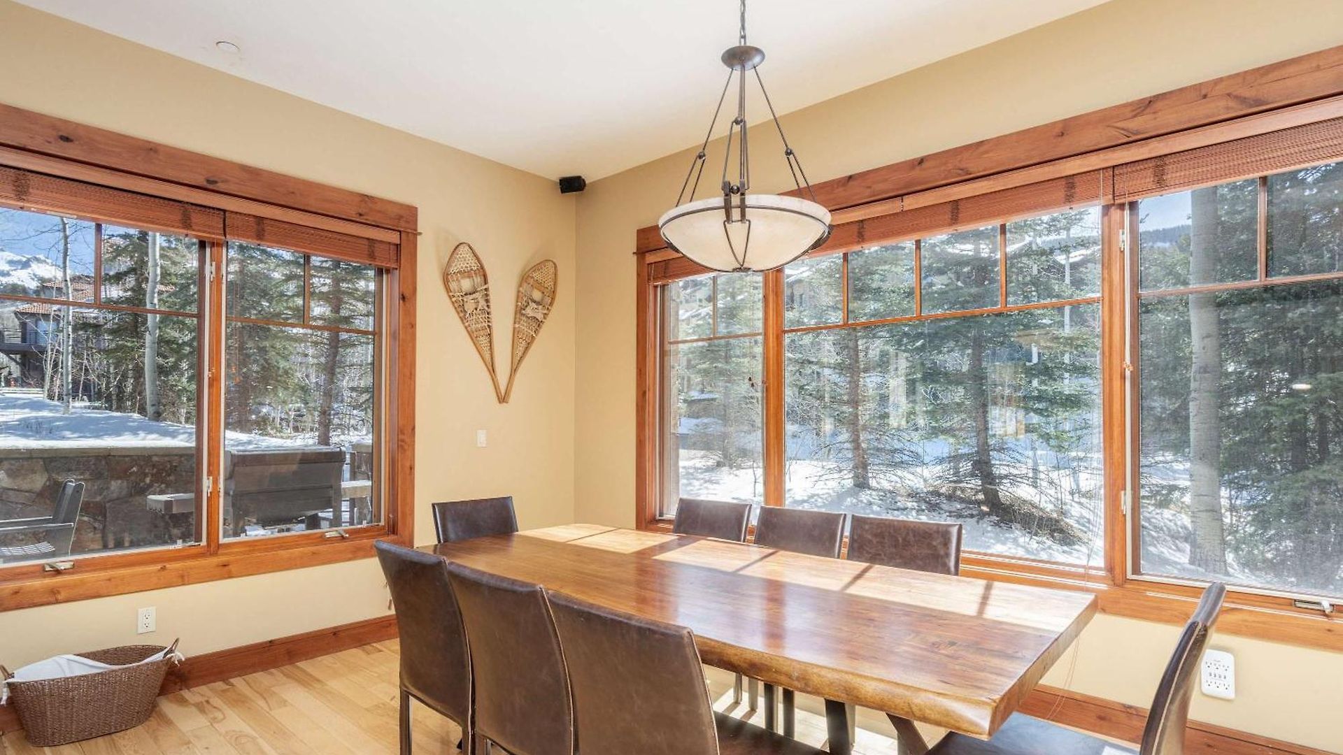 Ski-in Ski-out 4br W- Deck, Hot Tub, & Crib *