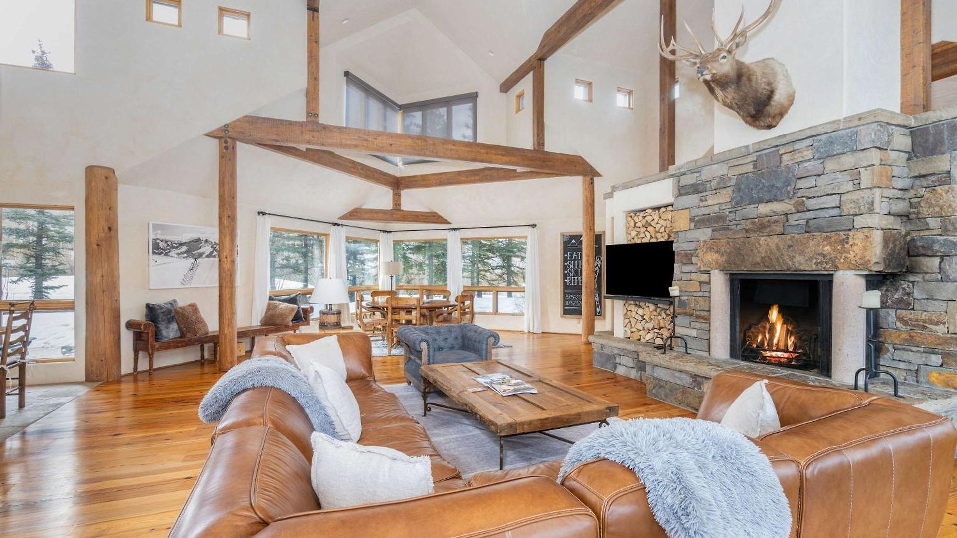 Spacious Retreat With Private Hot Tub