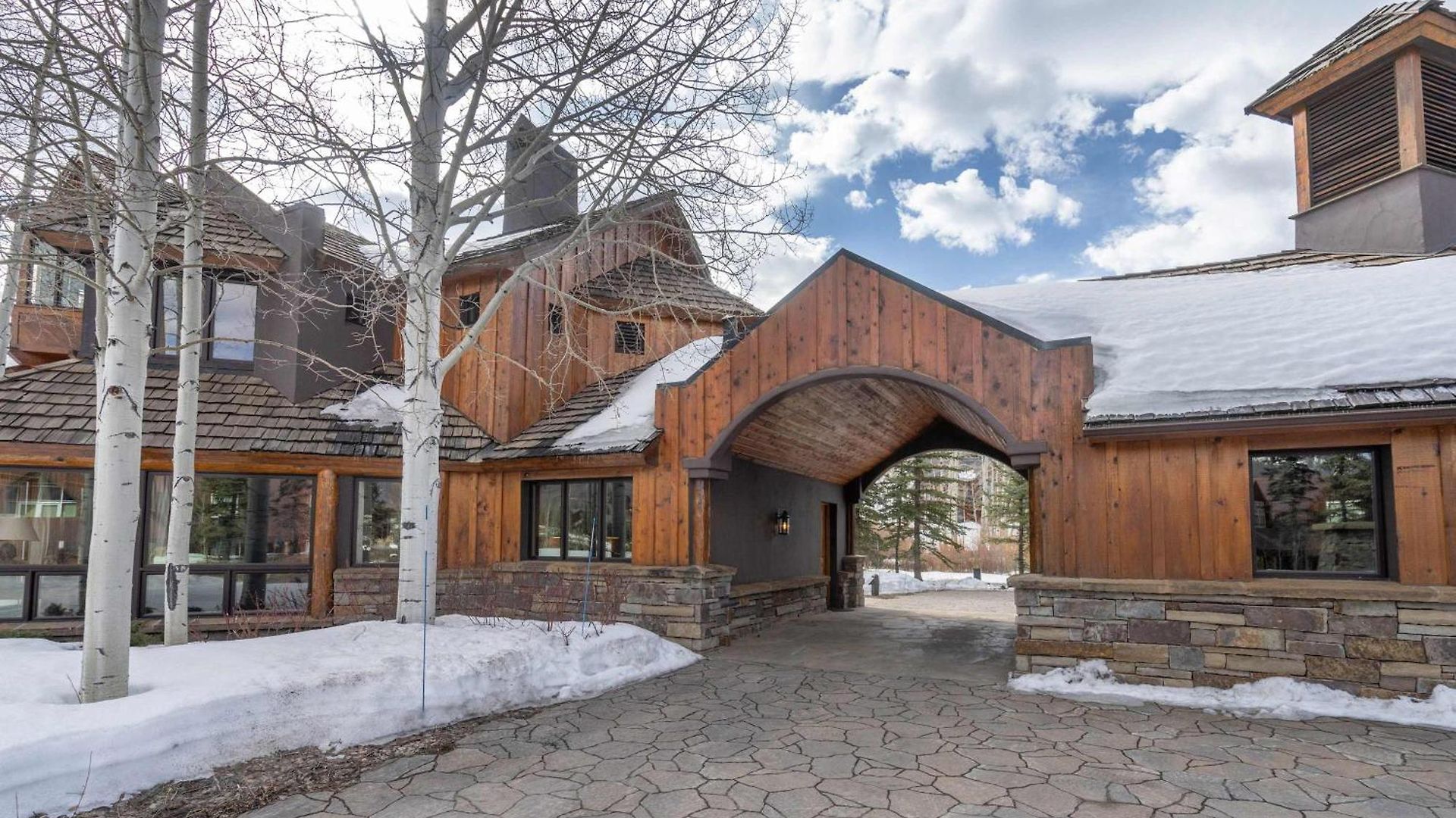Spacious Retreat With Private Hot Tub