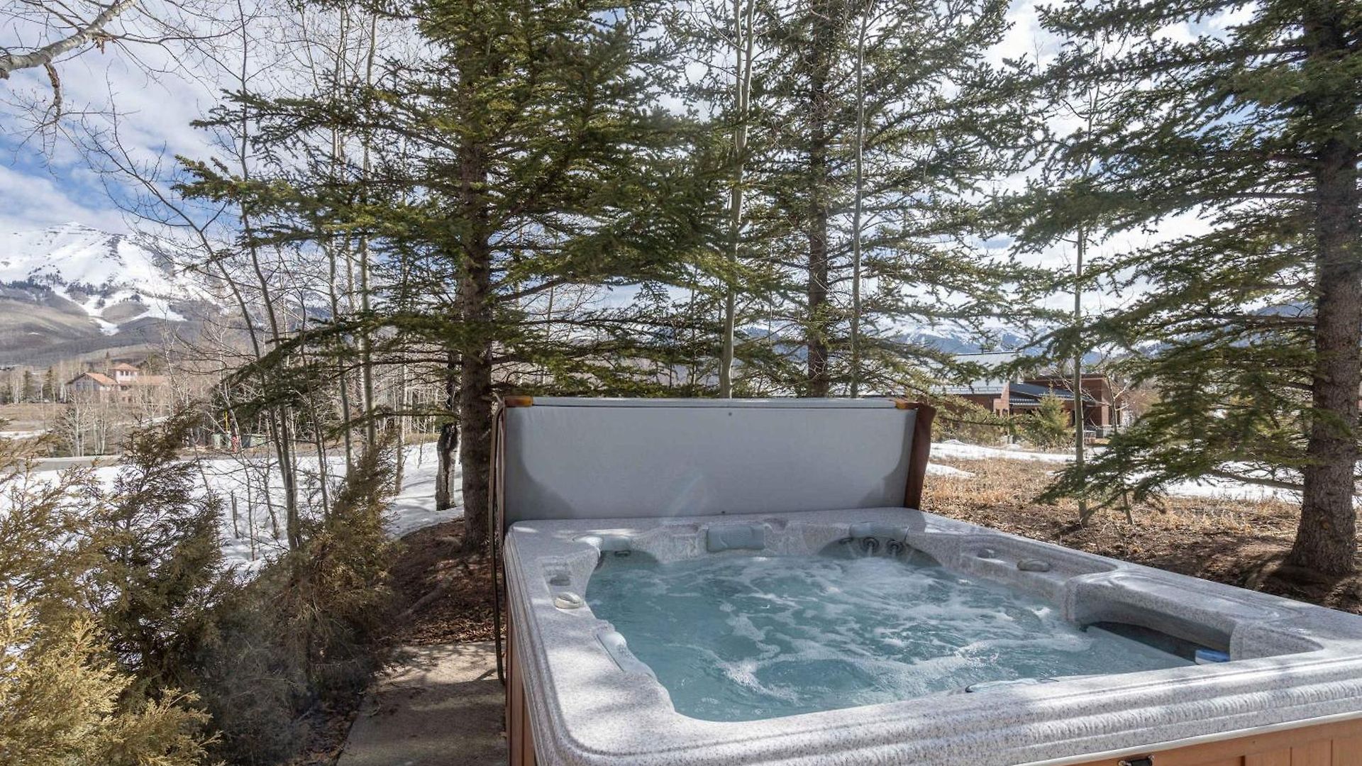 Spacious Retreat With Private Hot Tub *