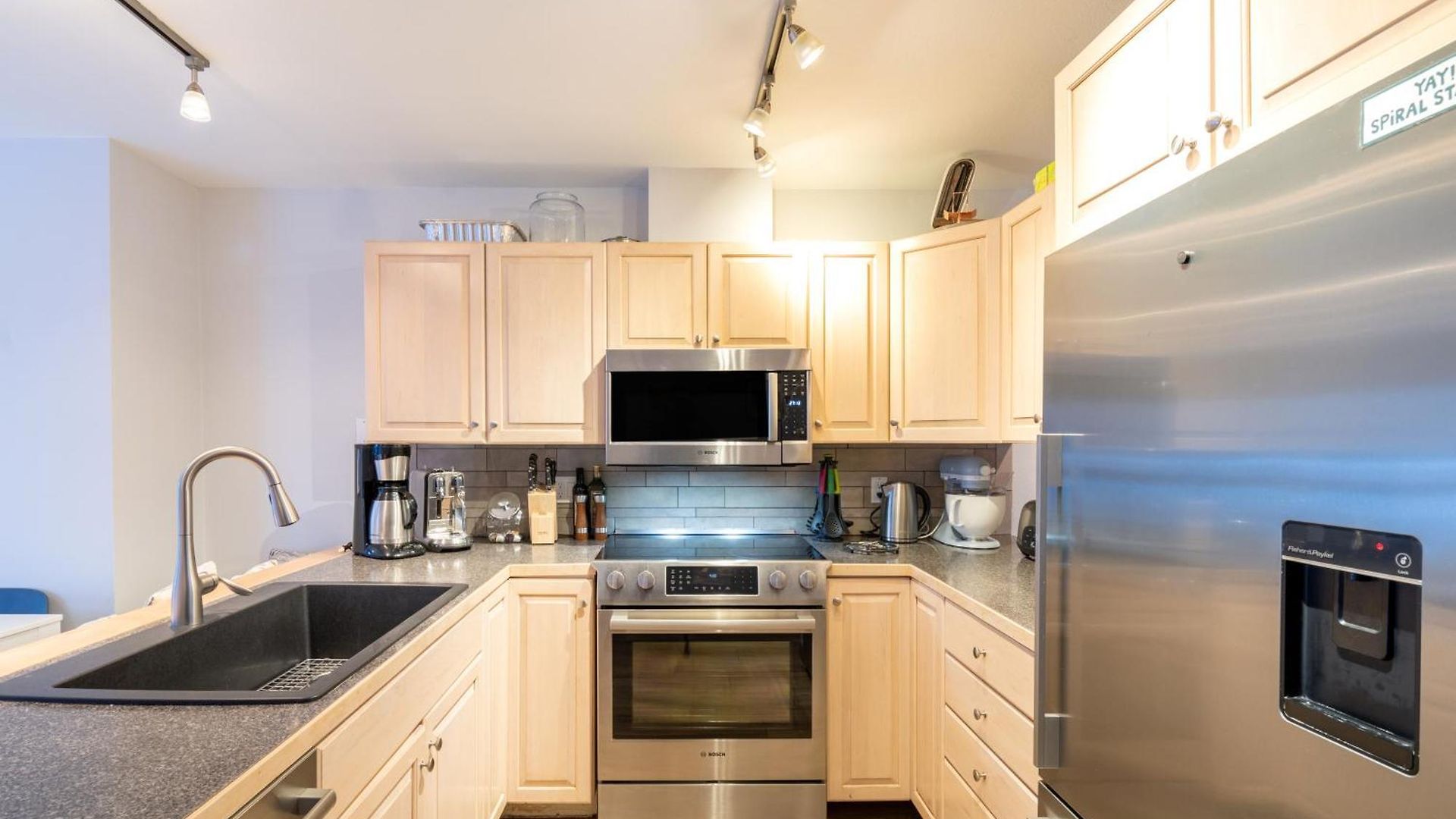 Holiday home One Block Walk To Gondola, Lockers Downstairs, River Trail Close By!