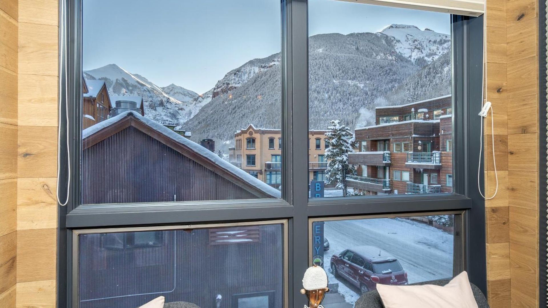 One Block Walk To Gondola, Lockers Downstairs, River Trail Close By! Holiday home *
