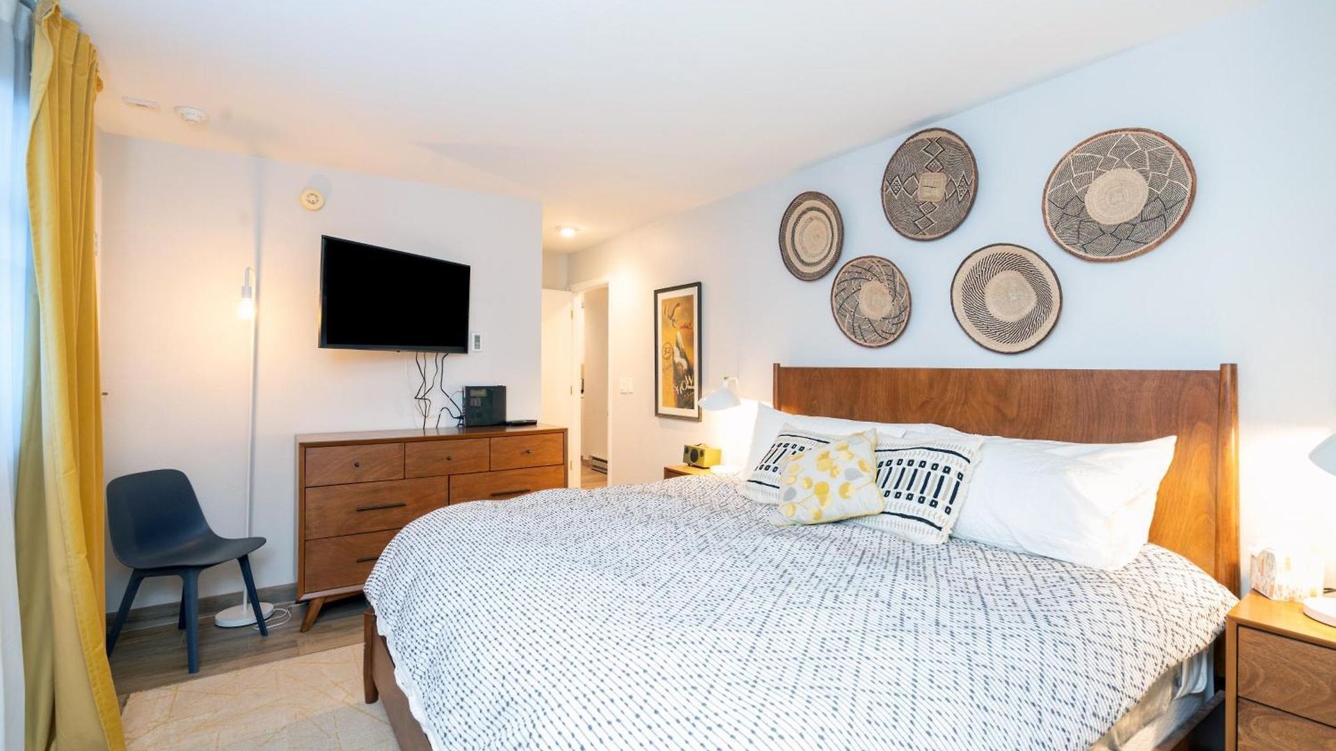 Holiday home One Block Walk To Gondola, Lockers Downstairs, River Trail Close By! *