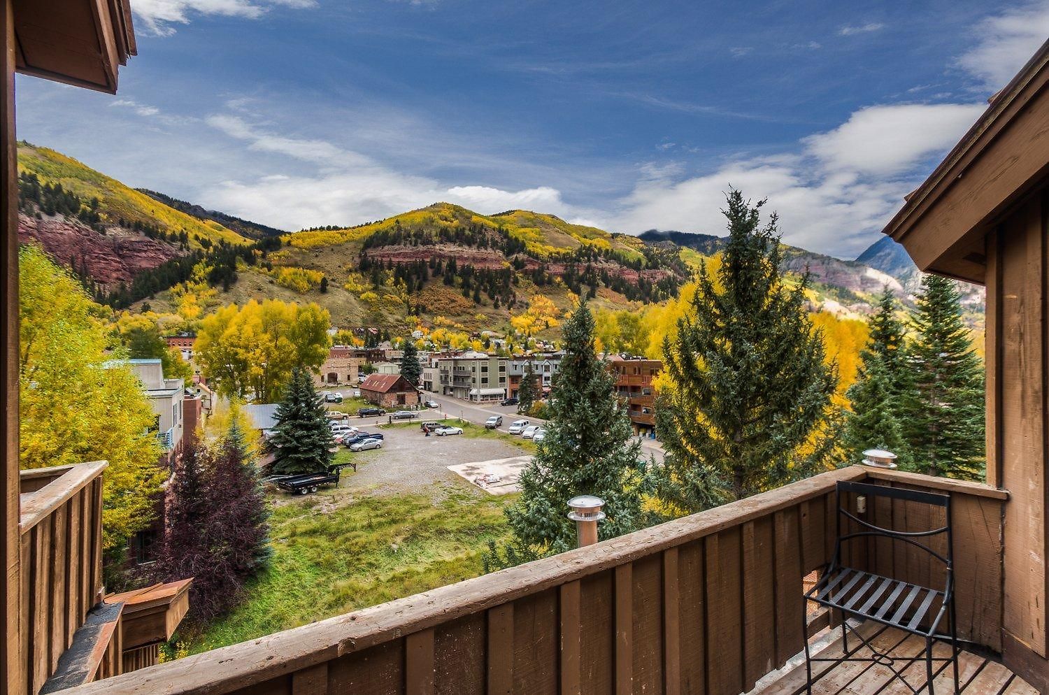 Centrally Located In Town, 2 Bed And 2 Bath Manitou Is A Must Holiday home