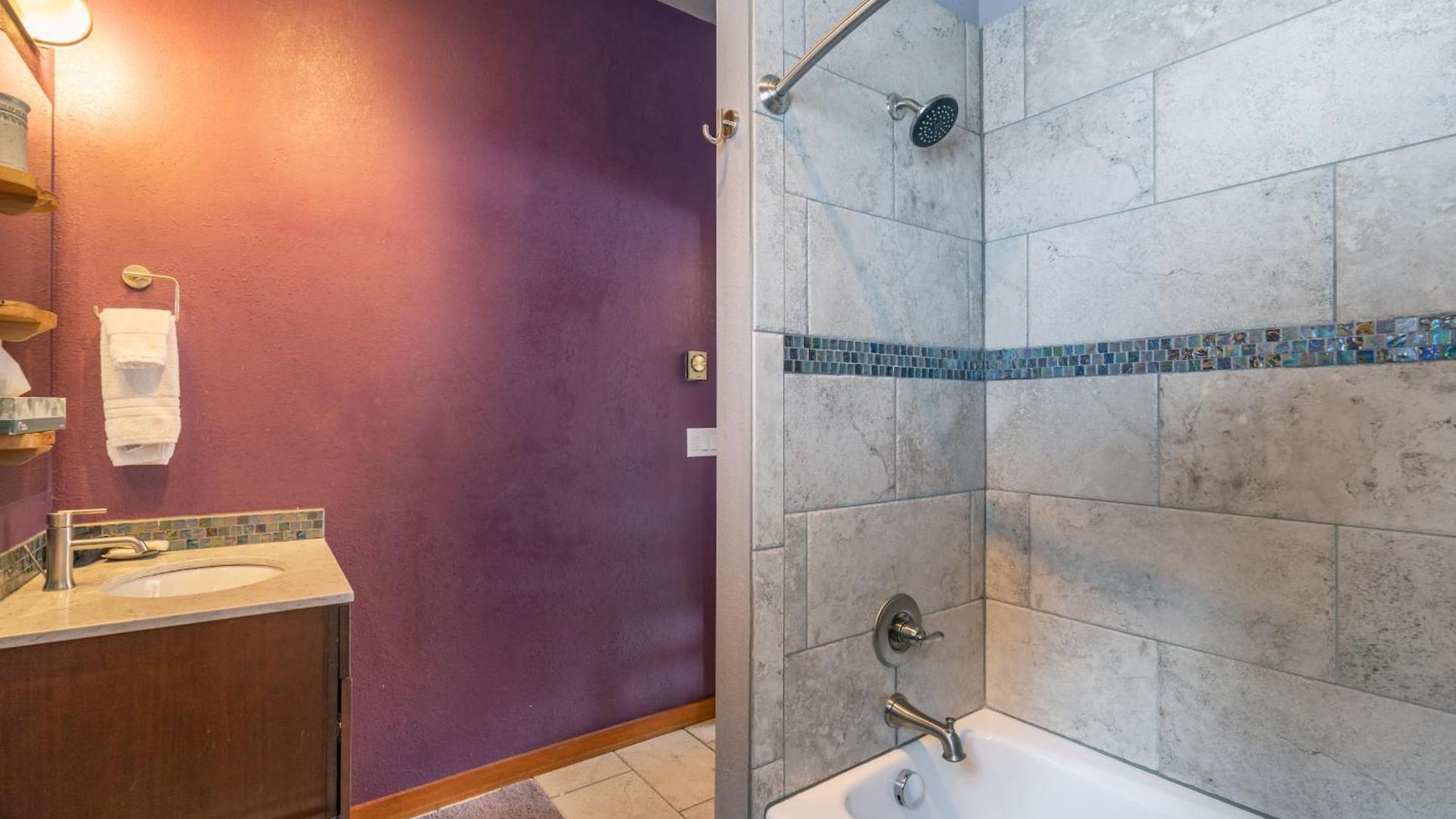 Centrally Located In Town, 2 Bed And 2 Bath Manitou Is A Must Holiday home *