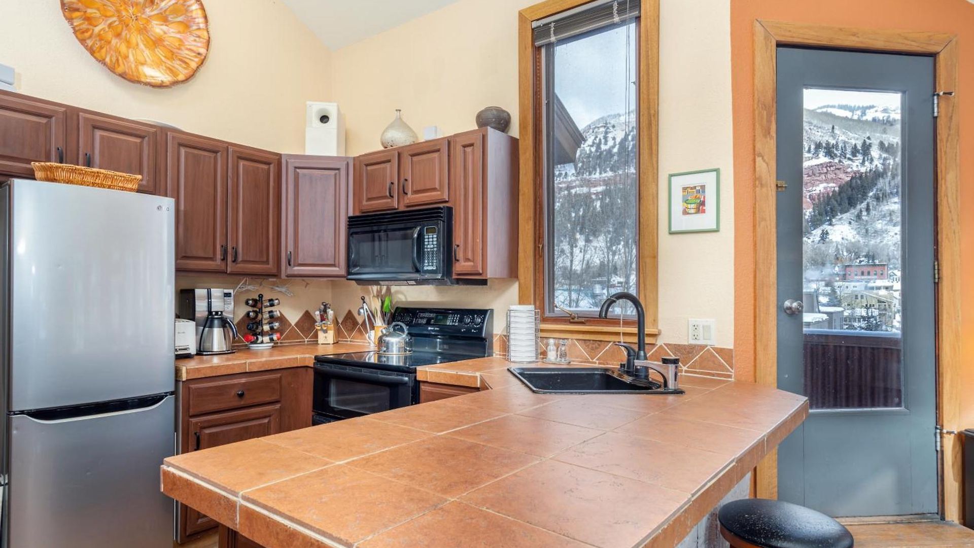 Centrally Located In Town, 2 Bed And 2 Bath Manitou Is A Must Holiday home