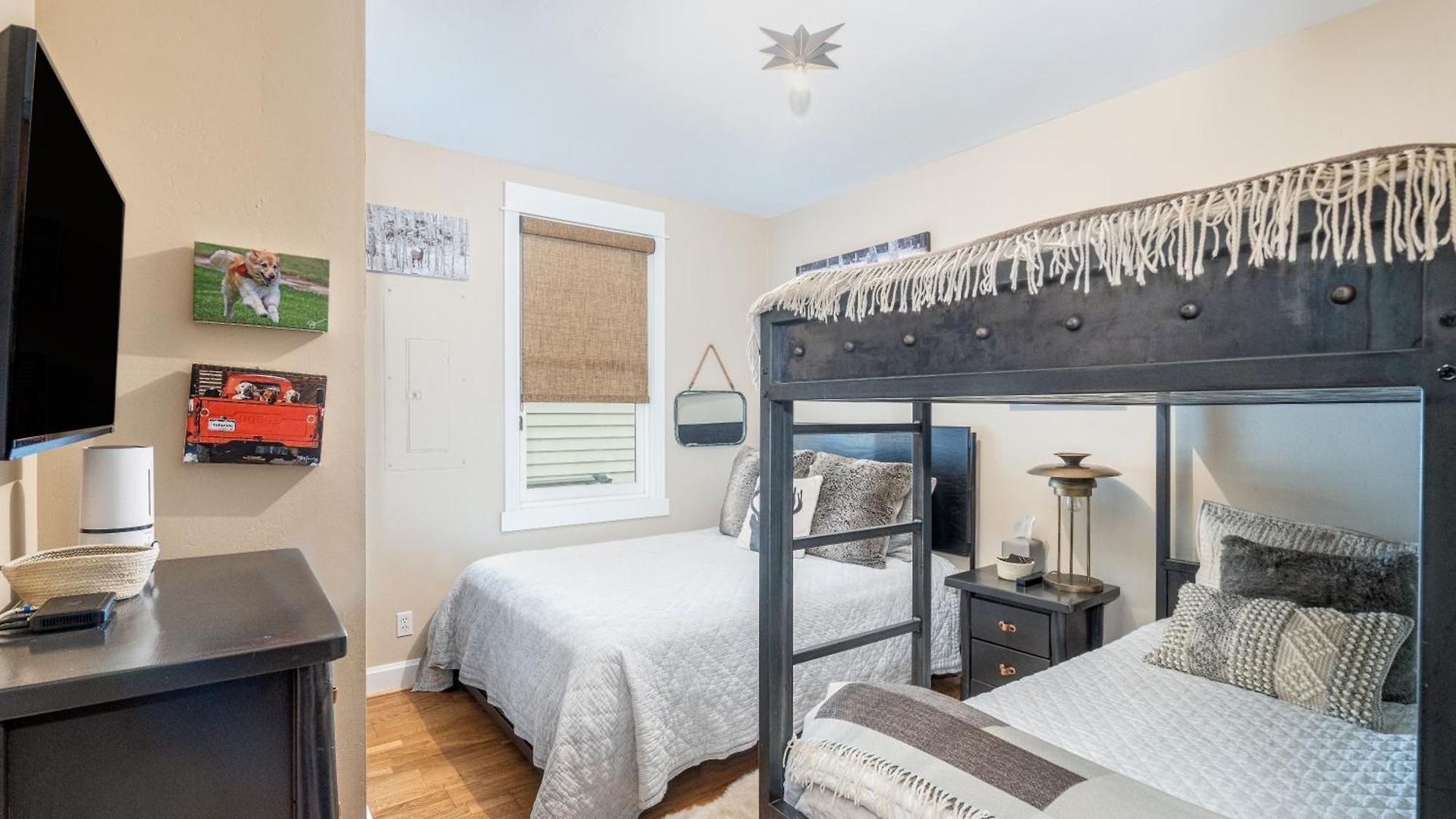 Main Street Tri-plex Close To Everything! Holiday home *
