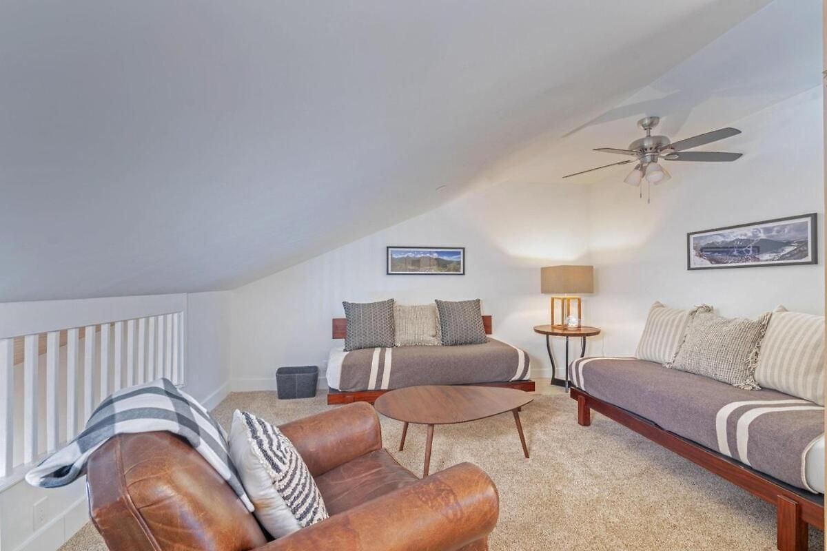 Apartment Unit 323