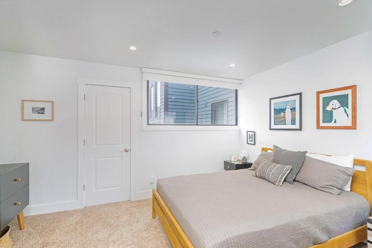 Apartment Unit 323