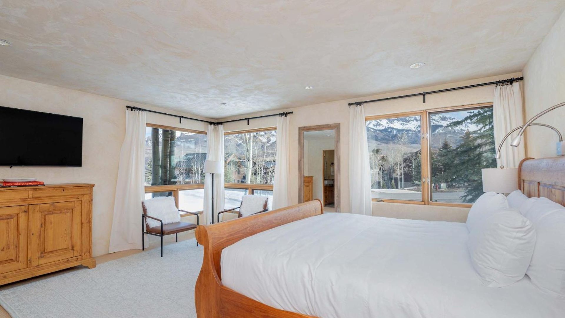 Spacious Retreat With Private Hot Tub Holiday home