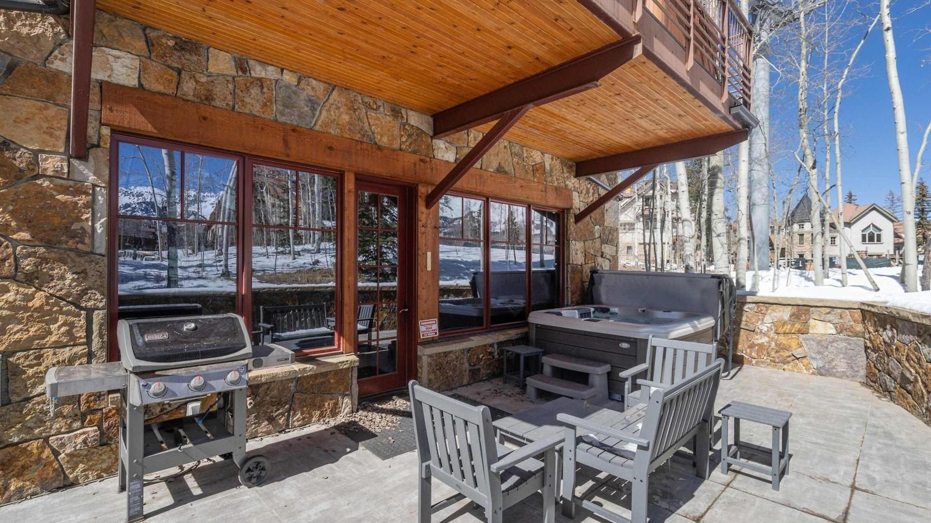 Ski-in Ski-out 4br W- Deck, Hot Tub, & Crib *