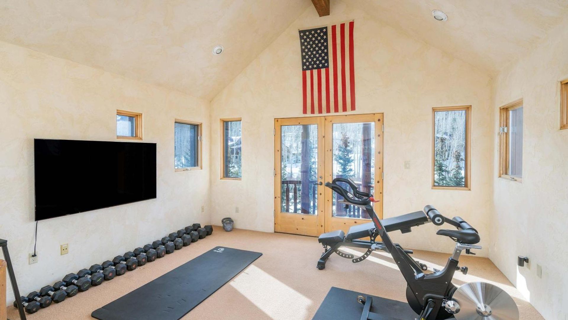 Spacious Retreat With Private Hot Tub