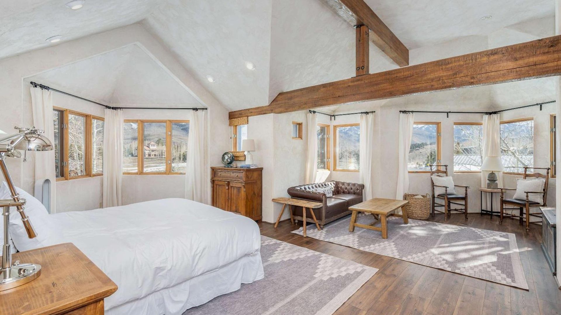 Spacious Retreat With Private Hot Tub