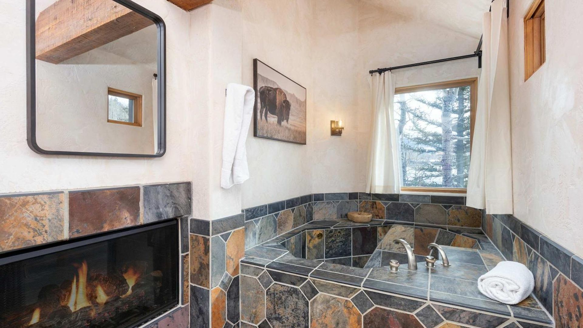 Spacious Retreat With Private Hot Tub *