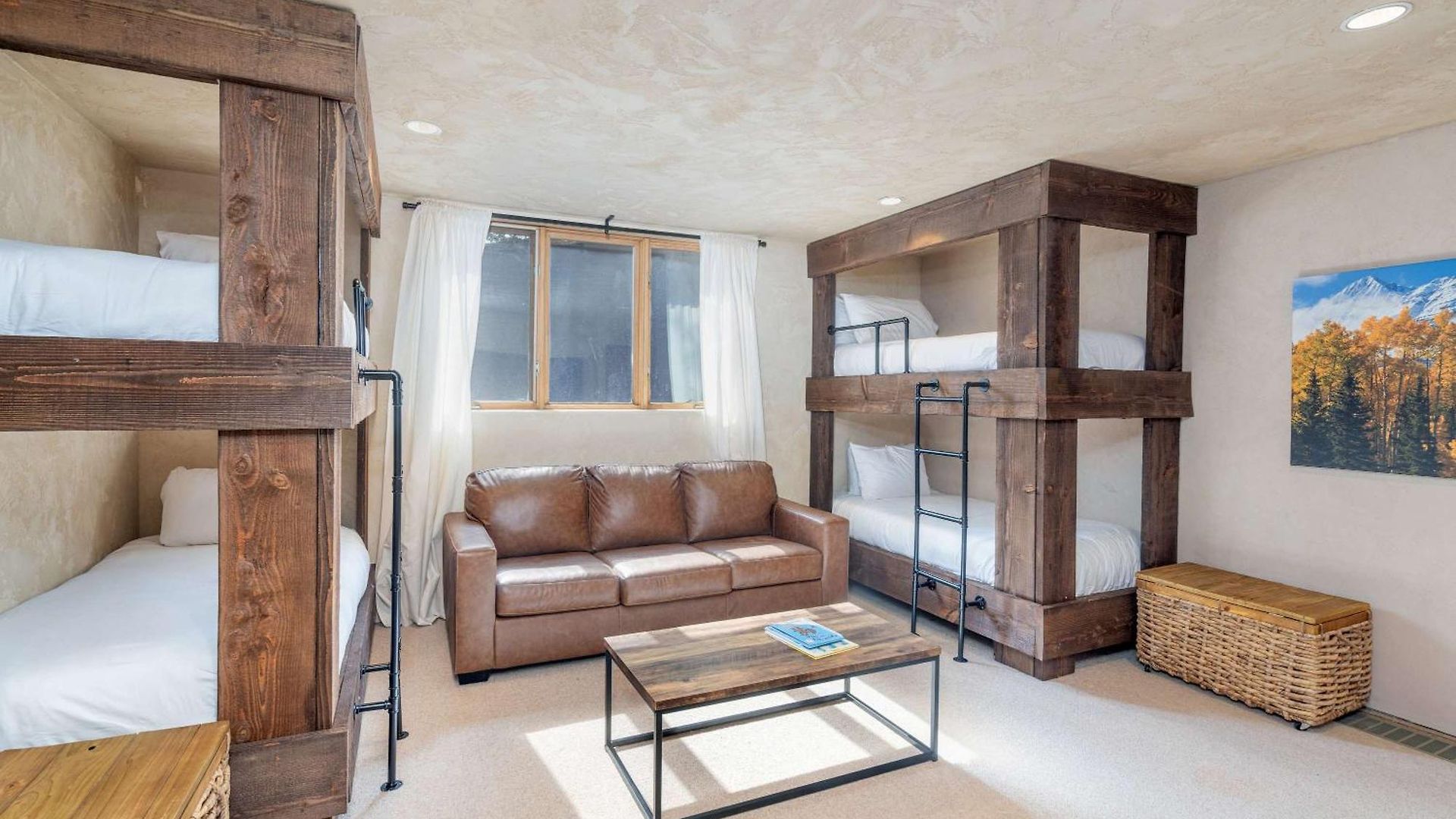 Spacious Retreat With Private Hot Tub