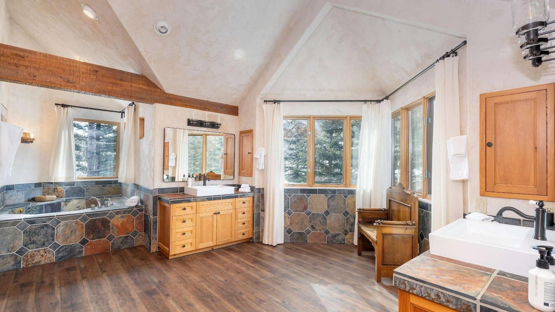 Spacious Retreat With Private Hot Tub