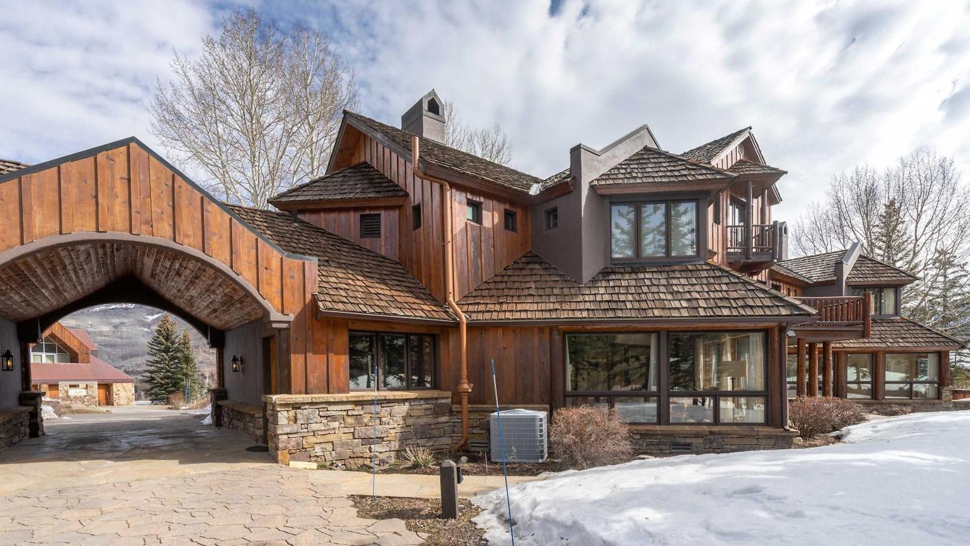 Spacious Retreat With Private Hot Tub