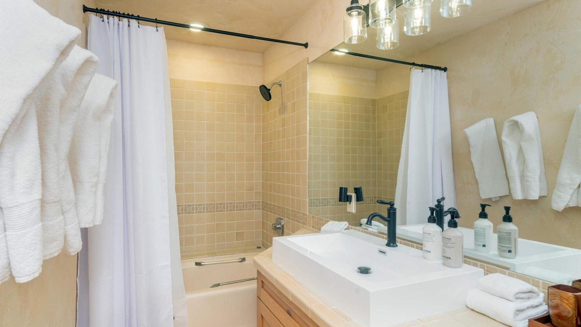 Holiday home Spacious Retreat With Private Hot Tub *