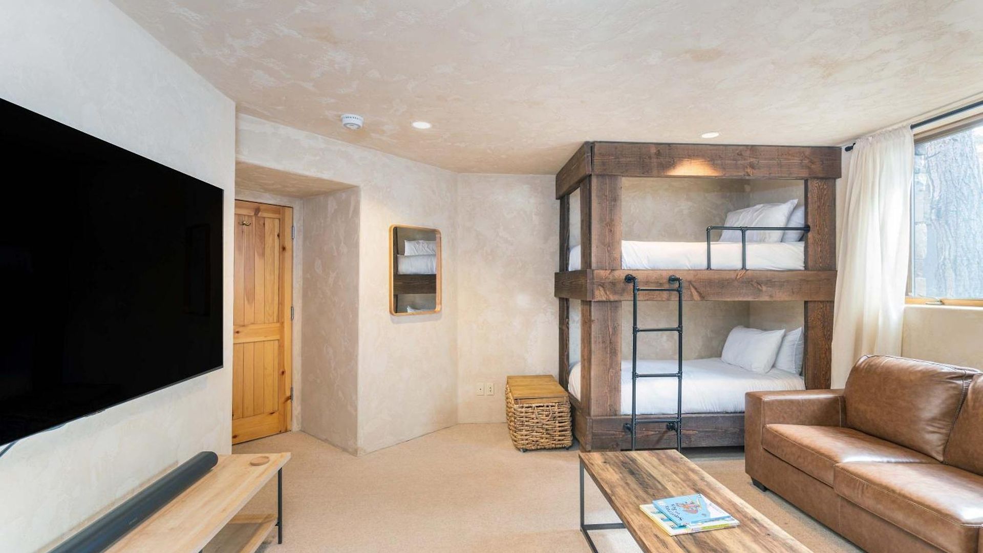 Spacious Retreat With Private Hot Tub Holiday home