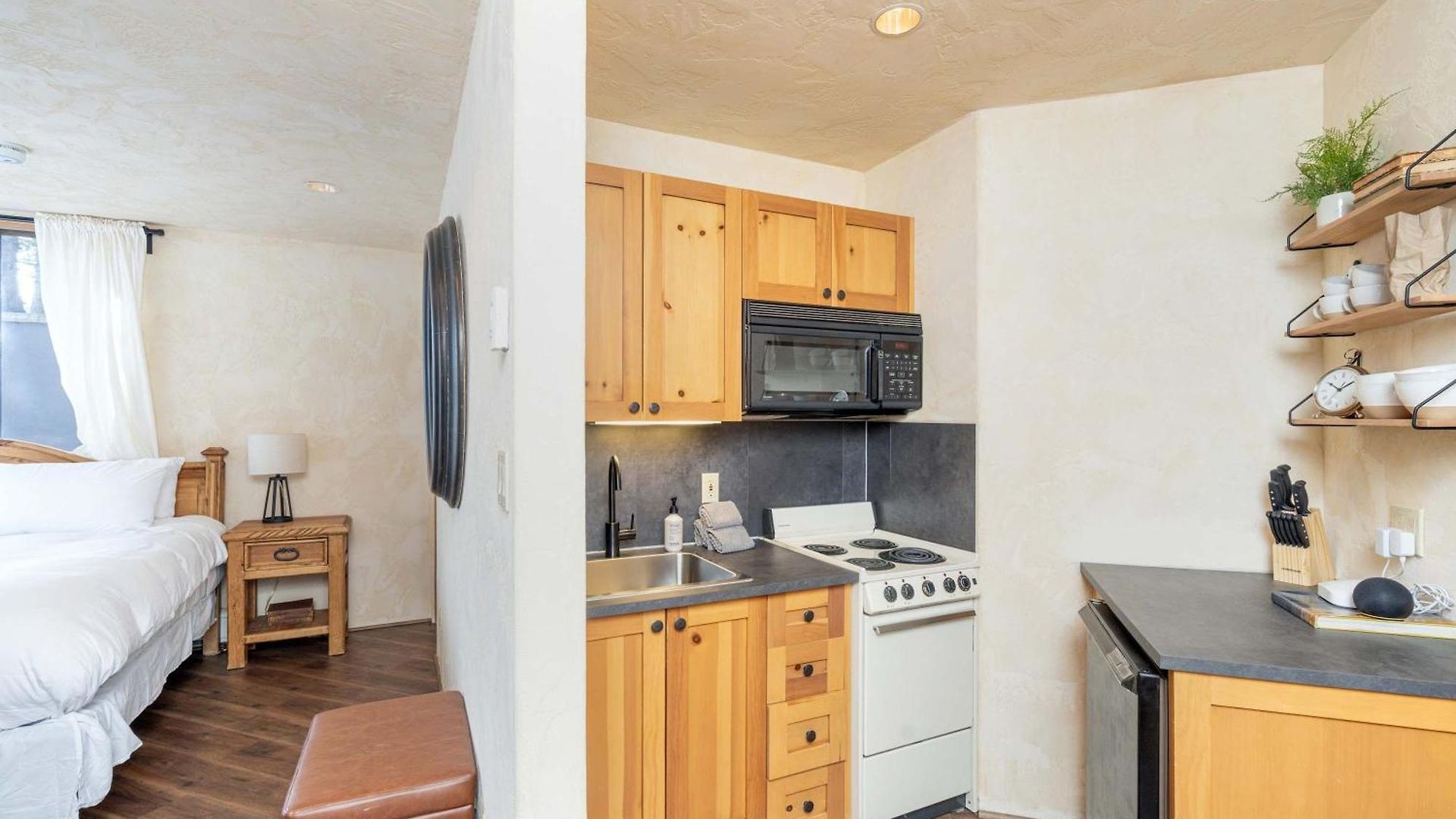 Spacious Retreat With Private Hot Tub