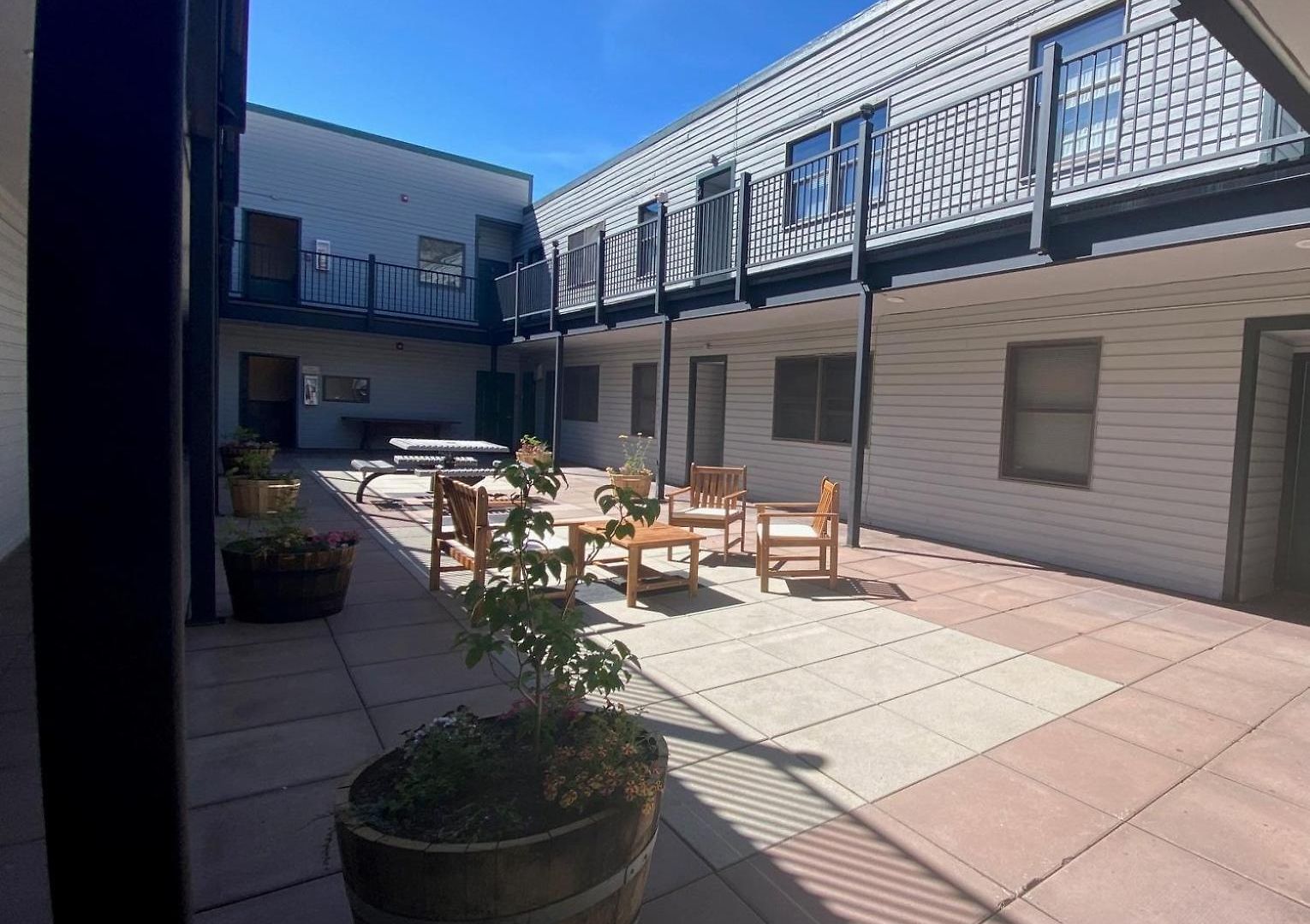 One Block Walk To Gondola, Lockers Downstairs, River Trail Close By! Holiday home